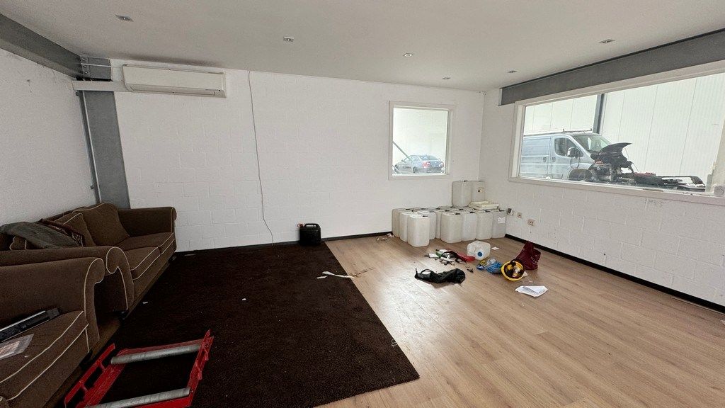Magazijn met kantoor te huur nabij E313 in Ranst foto 5