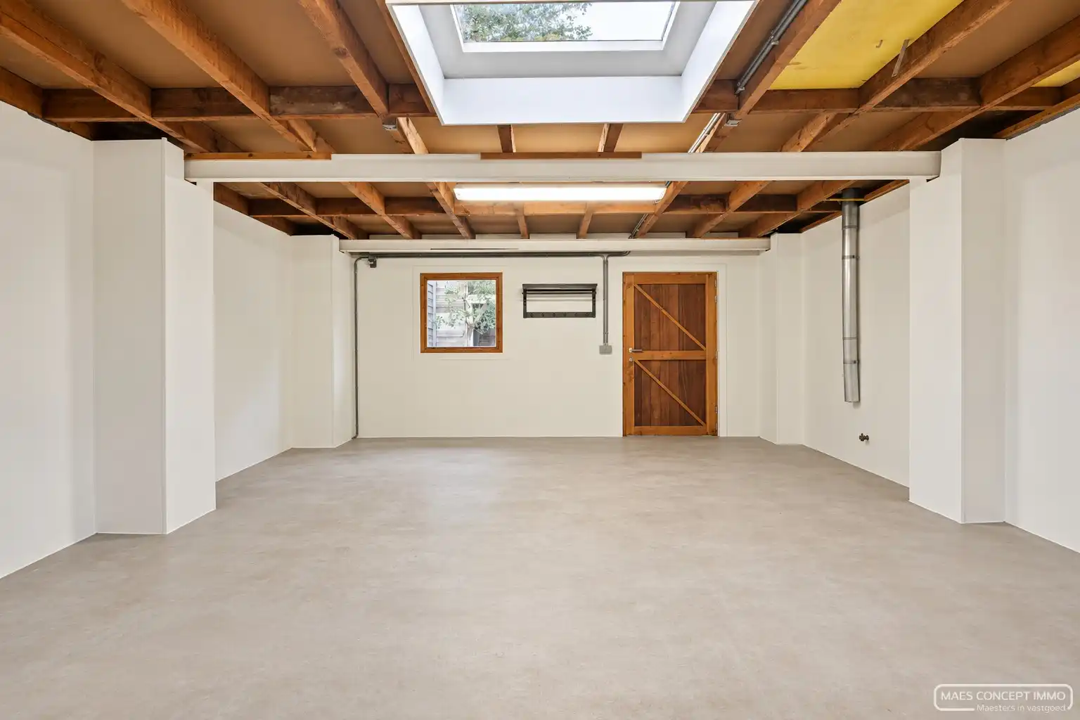 Instapklare, gerenoveerde woning met ruime garage in hartje Kortrijk foto 18