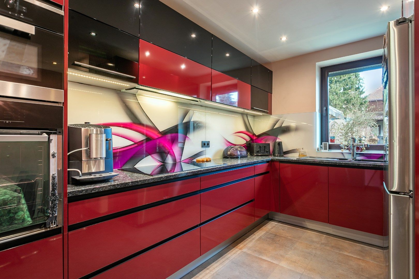 Volledig gerenoveerde woning met 3 slaapkamers, bureau en tuin foto 6