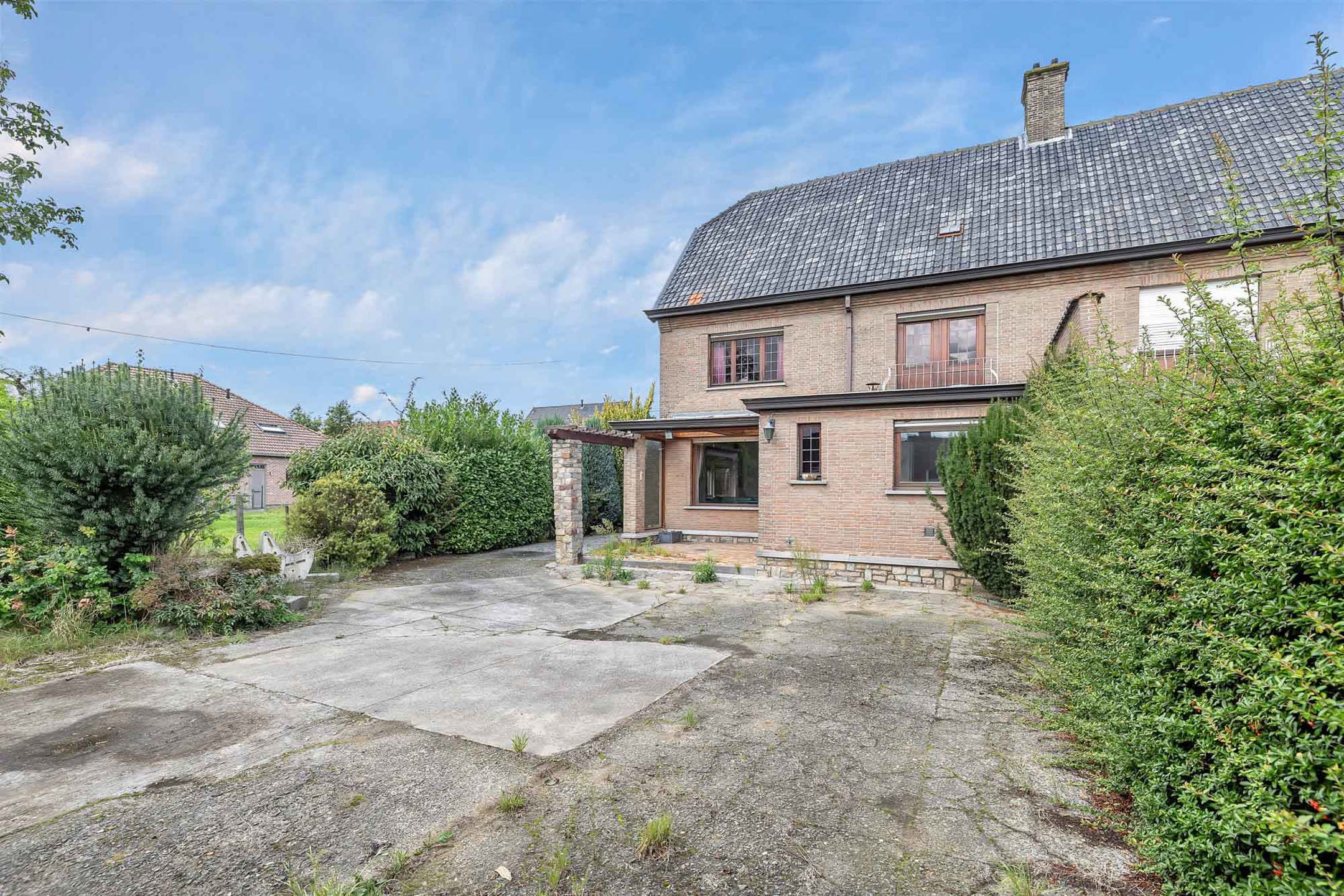 Karaktervolle te renoveren woning met tuin en garage foto 3