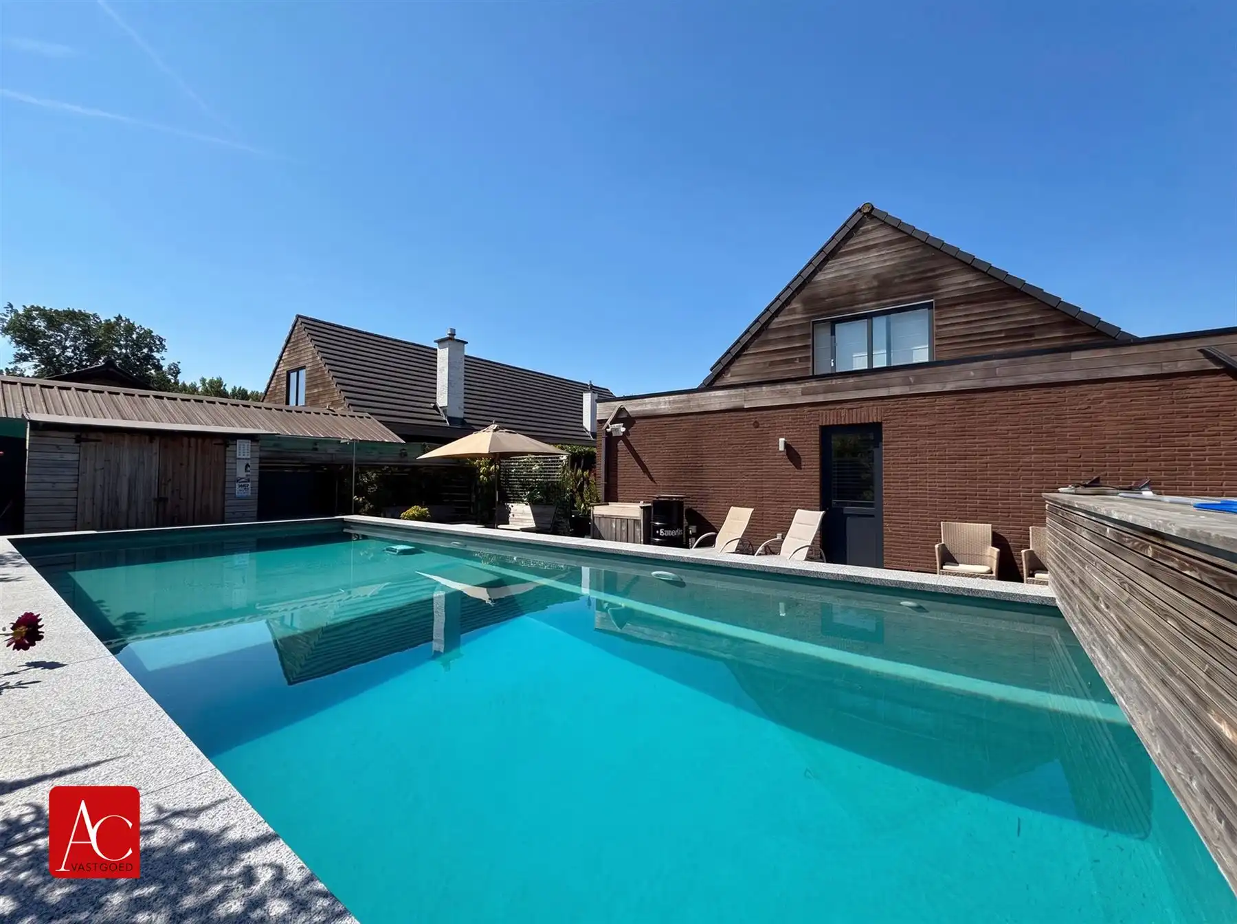 Vrijstaande woning met zwembad in rustige wijk foto 2