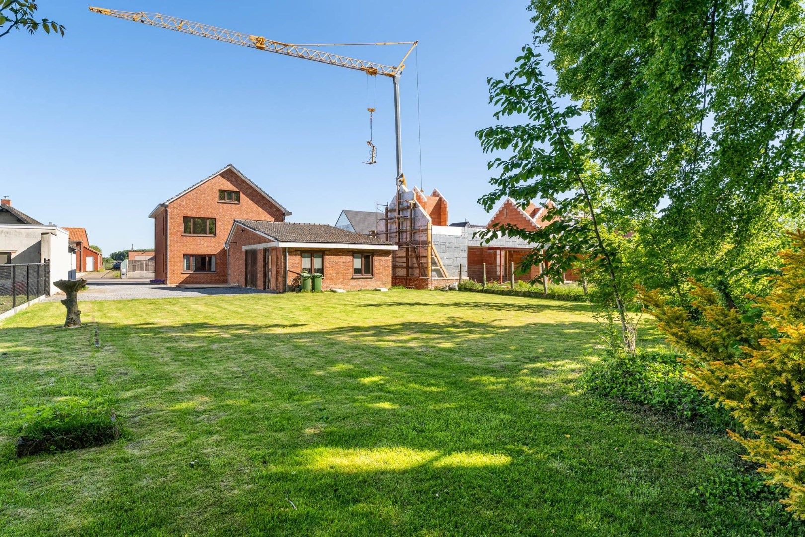 Te renoveren woning op een zuidgericht perceel van 18a 99ca op een zeer gunstige centrale ligging foto 22