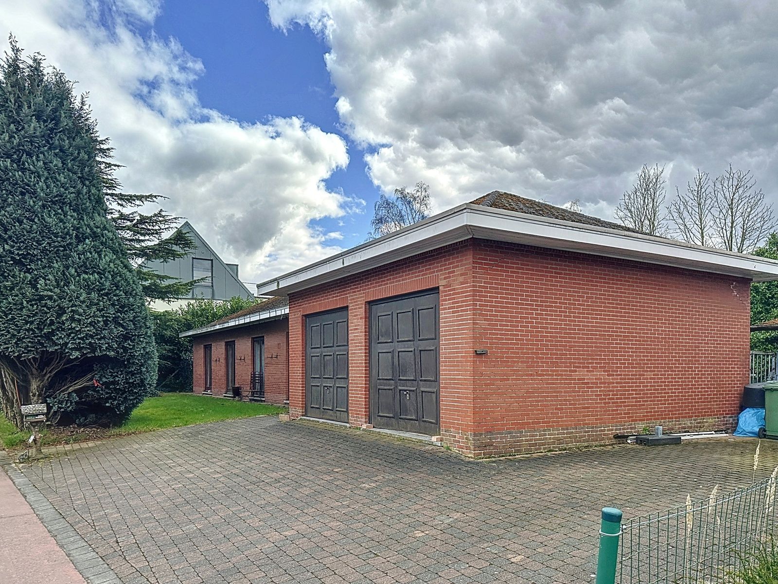 Te renoveren/af te breken laagbouw met zuidtuin nabij de A12 foto 2