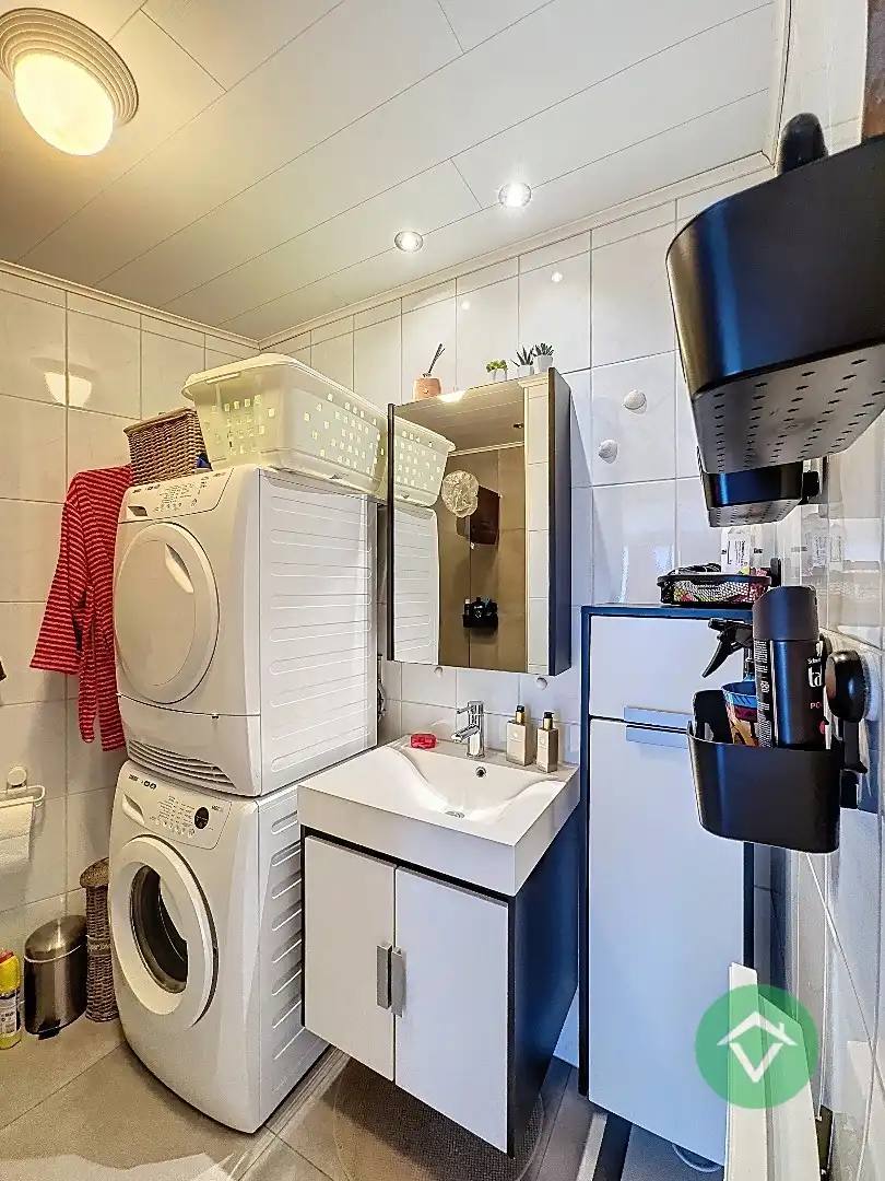 Volledig gerenoveerd handelspand met woonst en garage te Koekelare foto 14