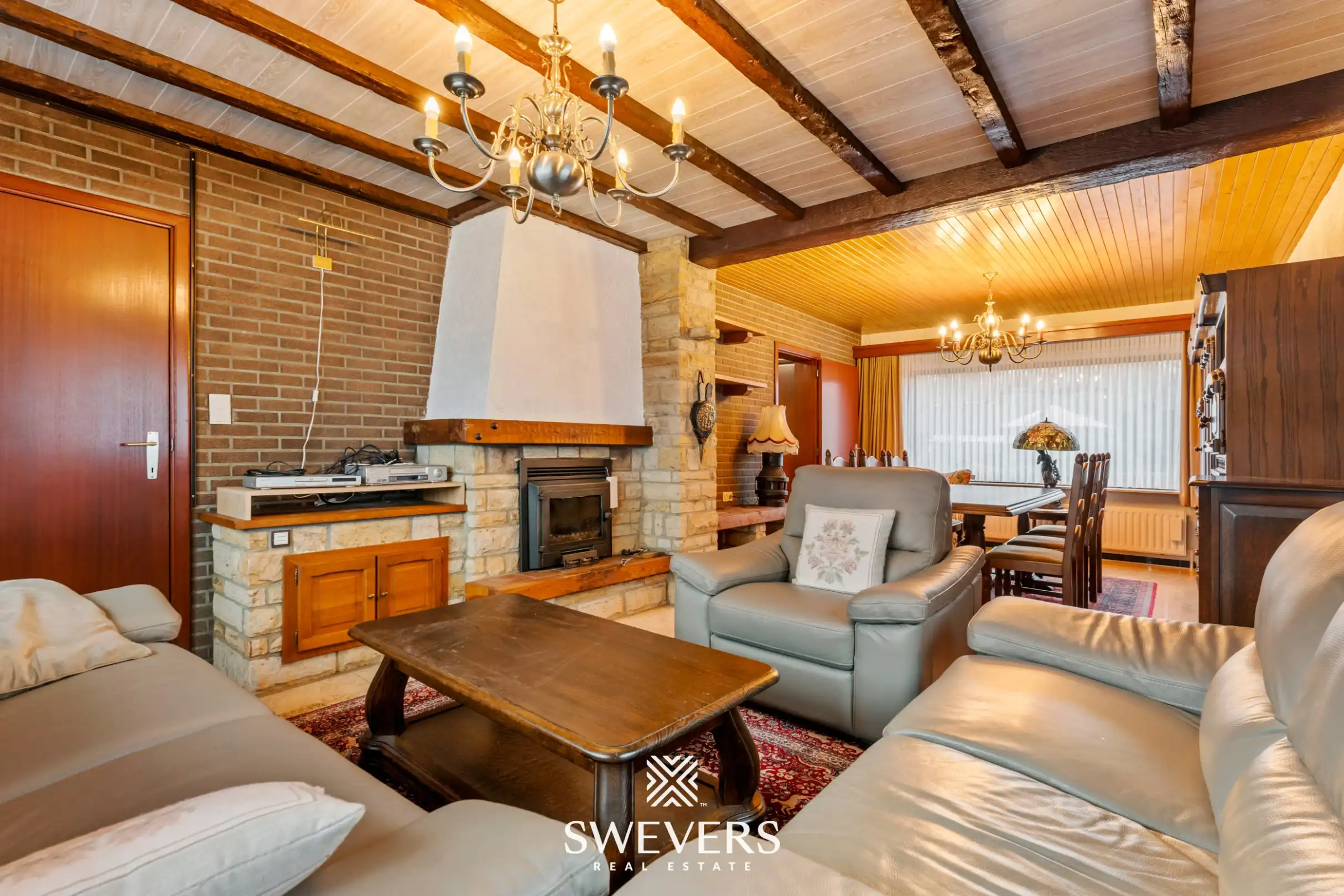 Open bebouwing met drie slaapkamers op uitzonderlijk groot perceel van 1.897 m² foto 5