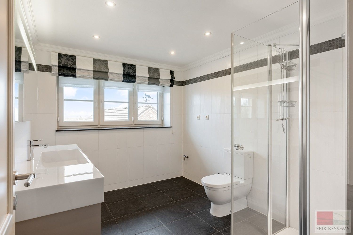 Deze ruime landelijk gelegen woning, met een woonoppervlakte van circa 287 m² en gelegen op een perceel van 3969 m², is voorzien van alle moderne comfort. foto 19