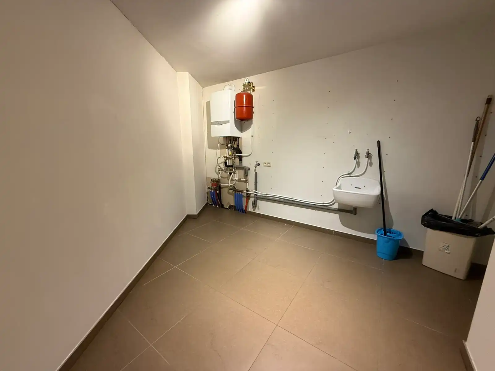 Ruim en lichtrijk duplex appartement op de eerste en tweede verdieping met groot terras in het centrum van Tielt. foto 13