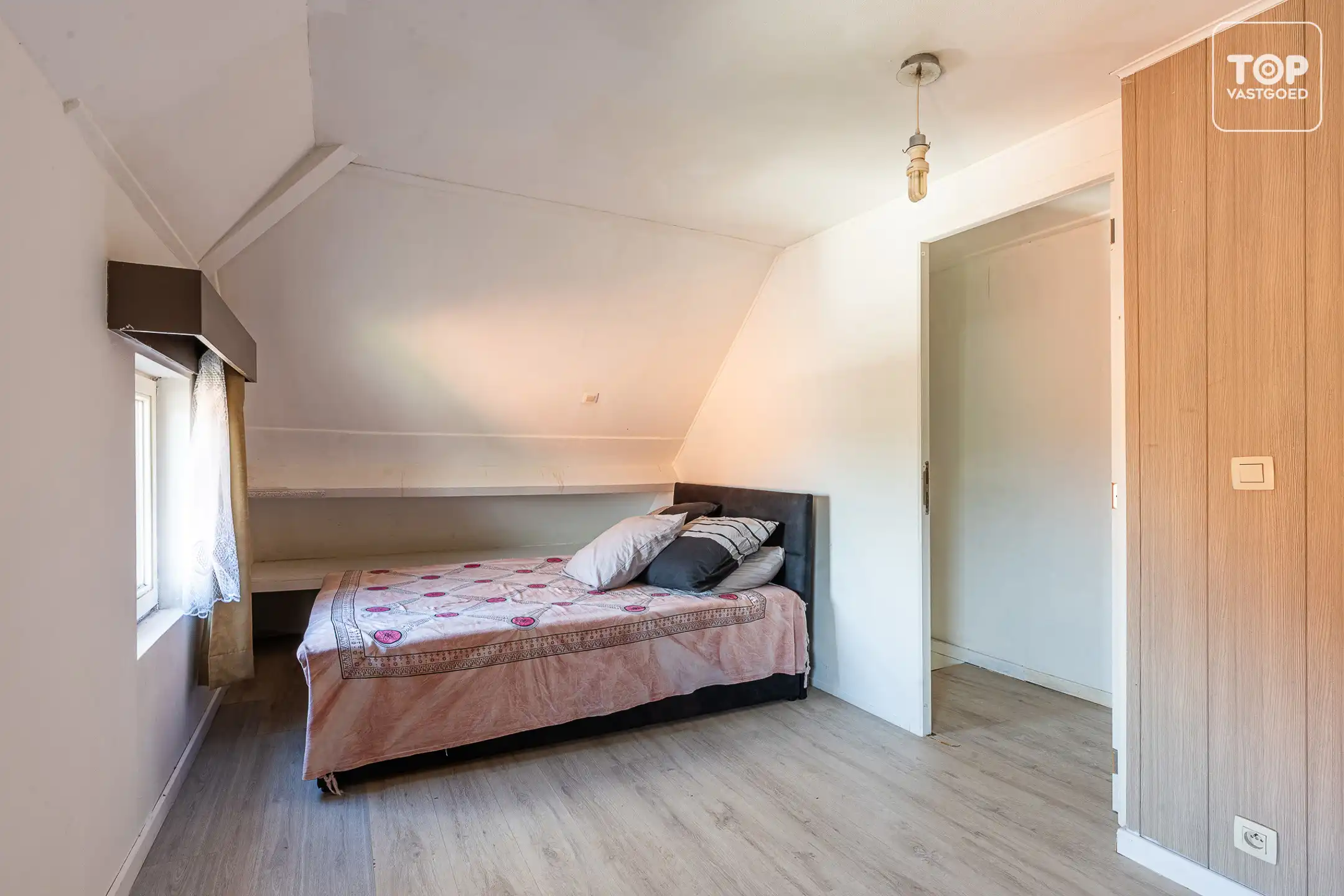 Karaktervolle half open woning met mooie gevel.  foto 20