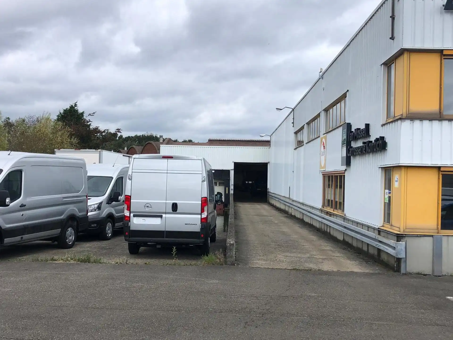 Magazijn met verhard terrein en kantoren te Kontich Industrie foto 3