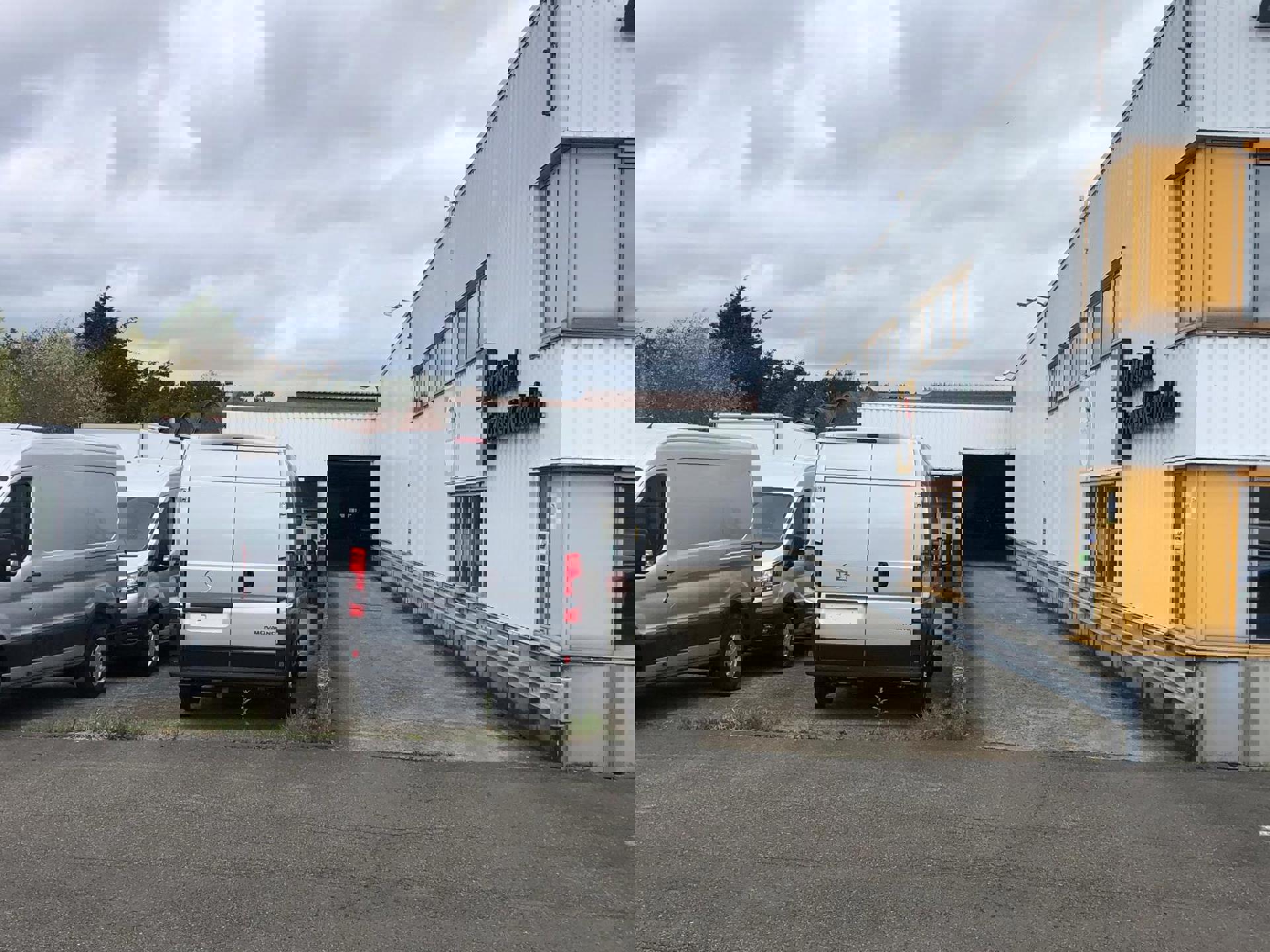 Magazijn met verhard terrein en kantoren te Kontich Industrie foto 3