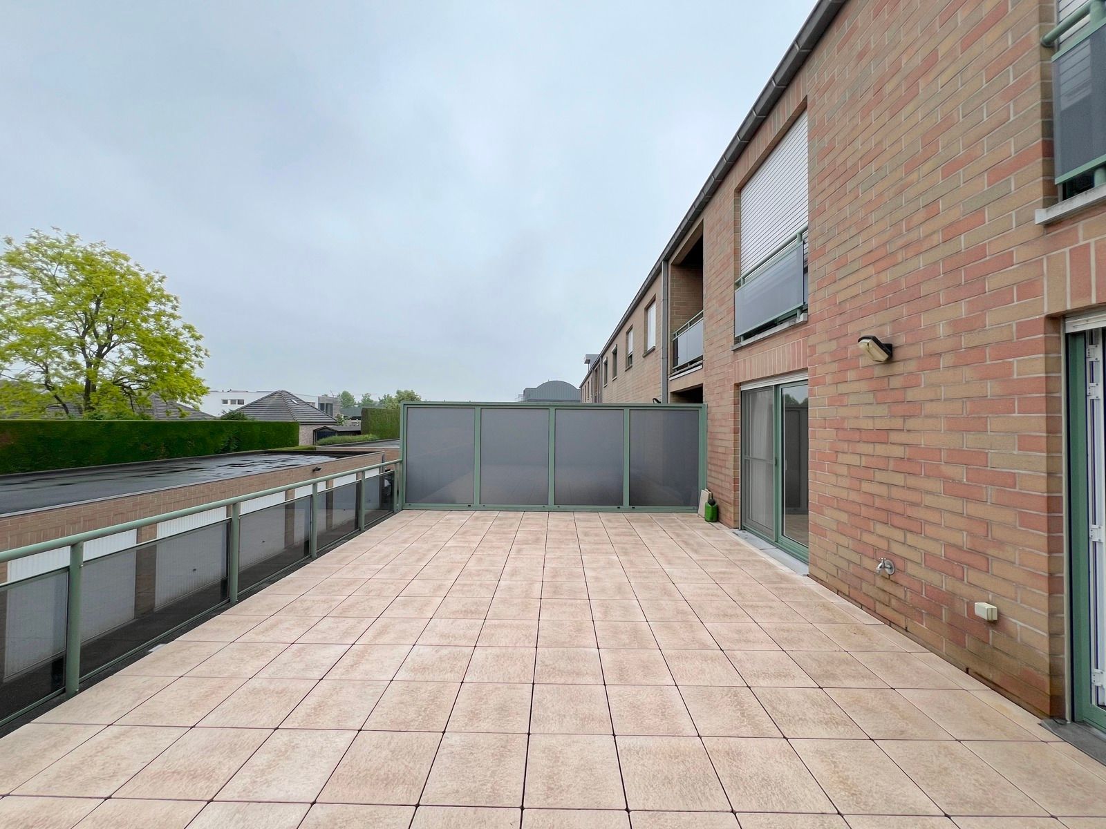 Ruim appartement met 2 slaapkamers, terras en garage foto 15