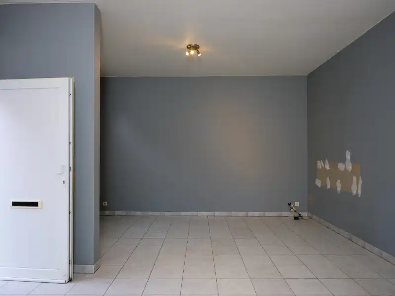 Moorslede-centrum. Gezellige te renoveren rijwoning met koer als starter of als investering. 4 slaapkamers.  Te koop via het opbod systeem van COVAST. foto 7