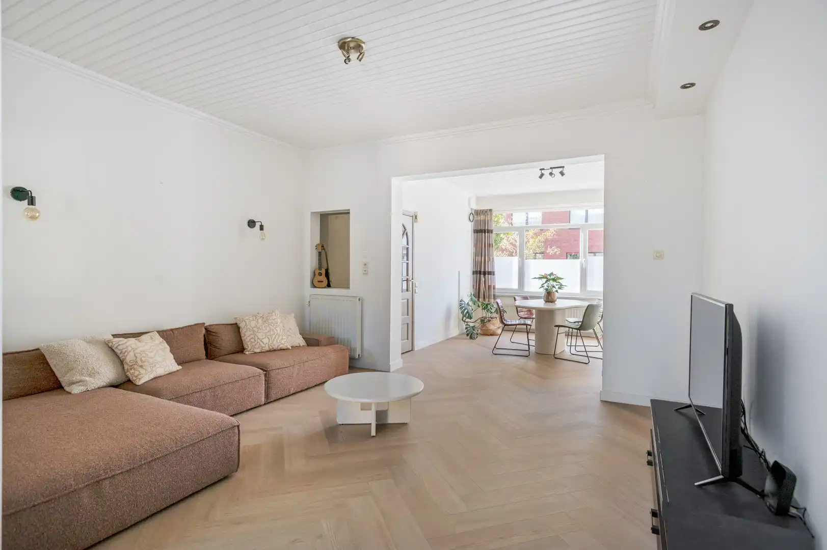 Lichtrijke woning met 3 slaapkamers en afgesloten tuin foto {{pictureIndex}}