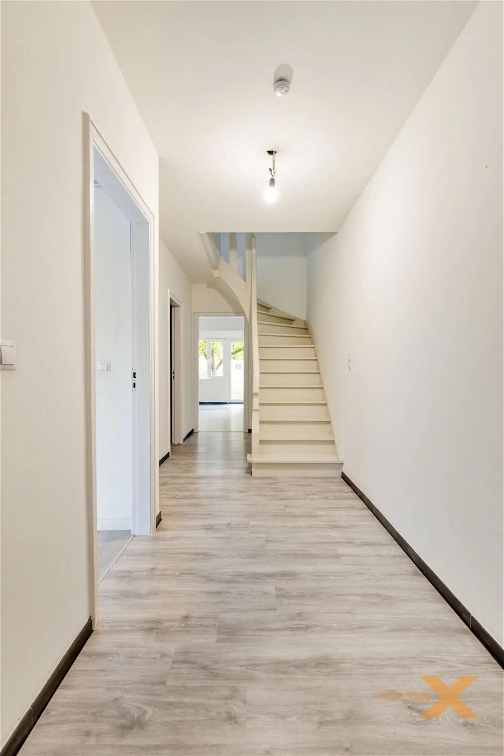 LICHTRIJKE WONING MET OPRIT EN RUIME TUIN foto 15