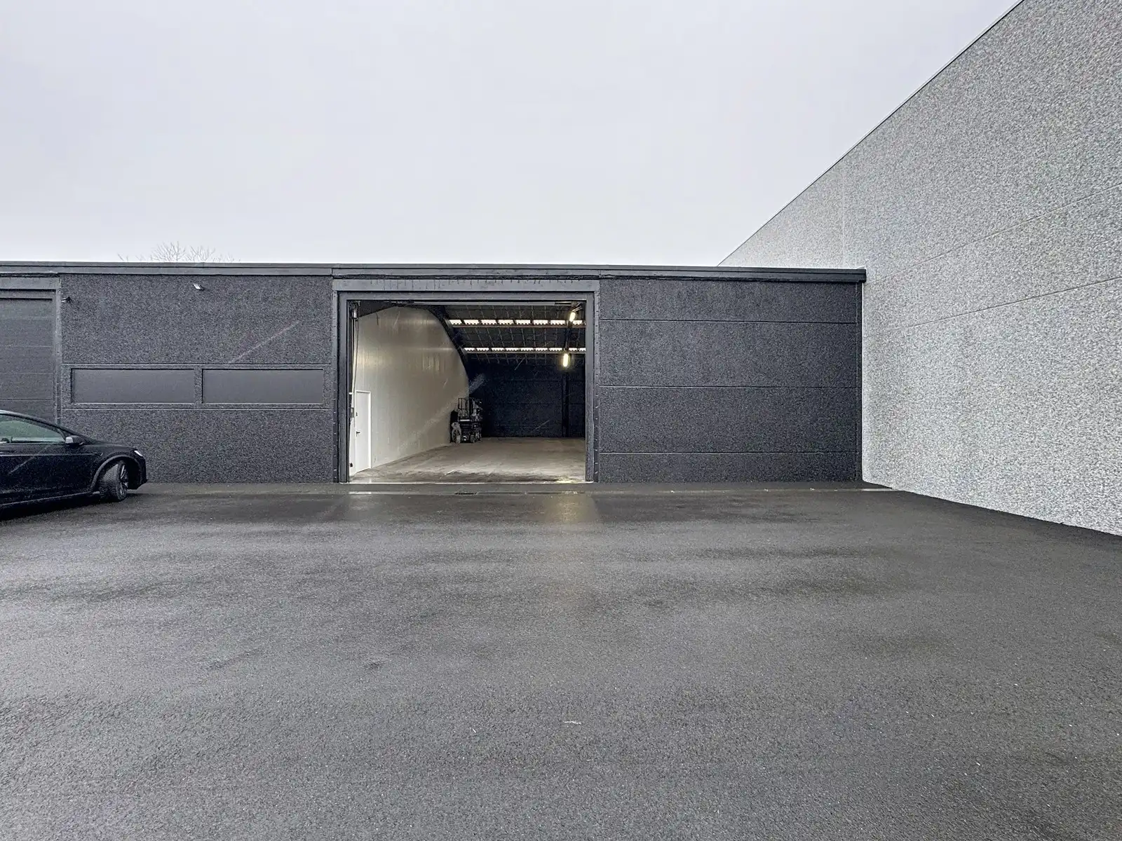 Instapklare LOODS (250m2) TE HUUR met elektrische sectionaalpoort te Blankenberge foto 2