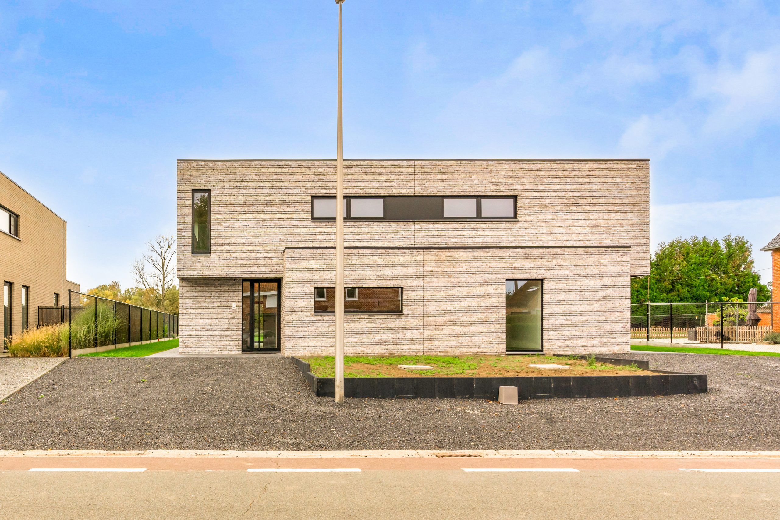 Knappe nieuwbouwwoning met 3 slaapkamers op perceel van 5a 37ca! foto 2