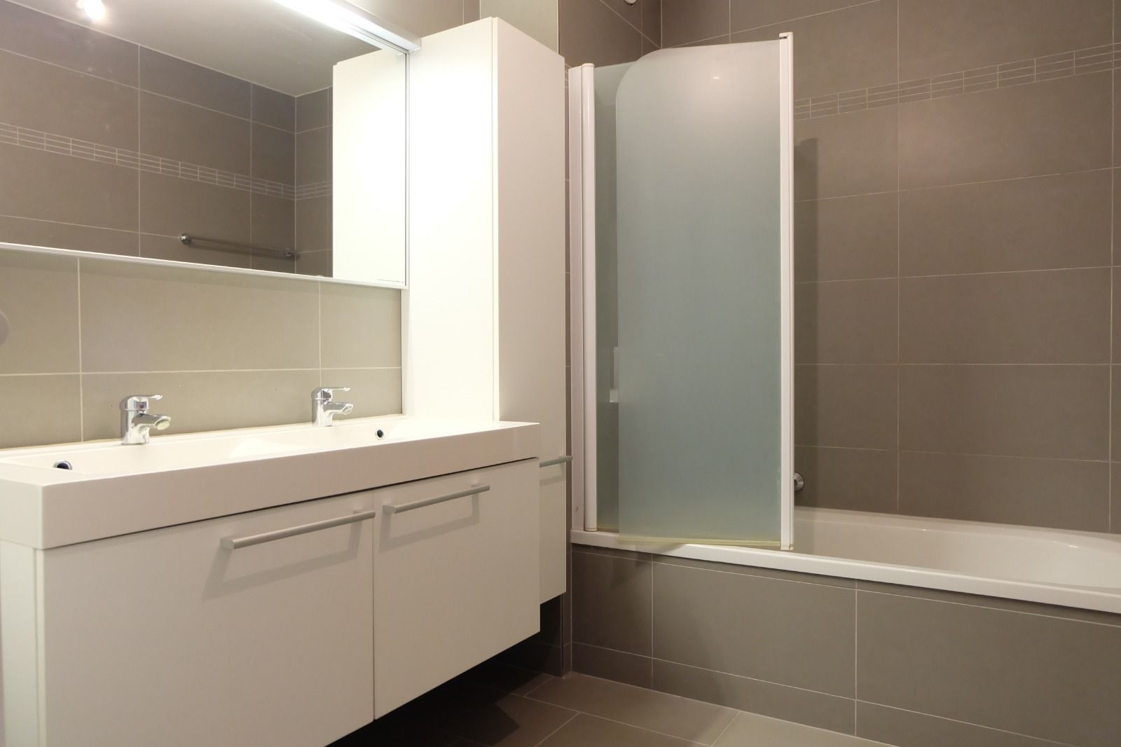 Modern 2-slaapkamerappartement nabij centrum foto 8
