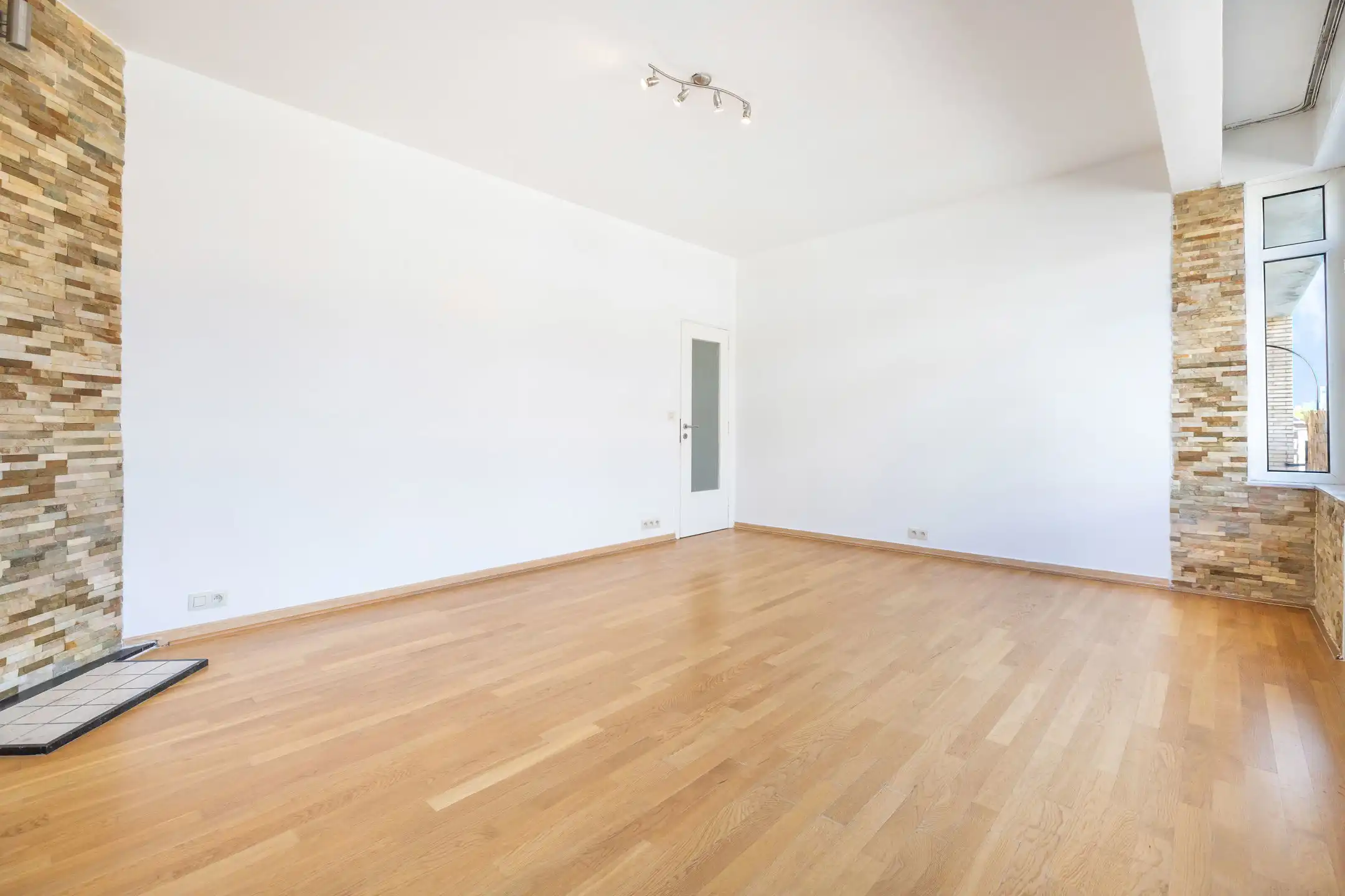 Licht appartement met 1 slaapkamer van ± 70 m² foto 3