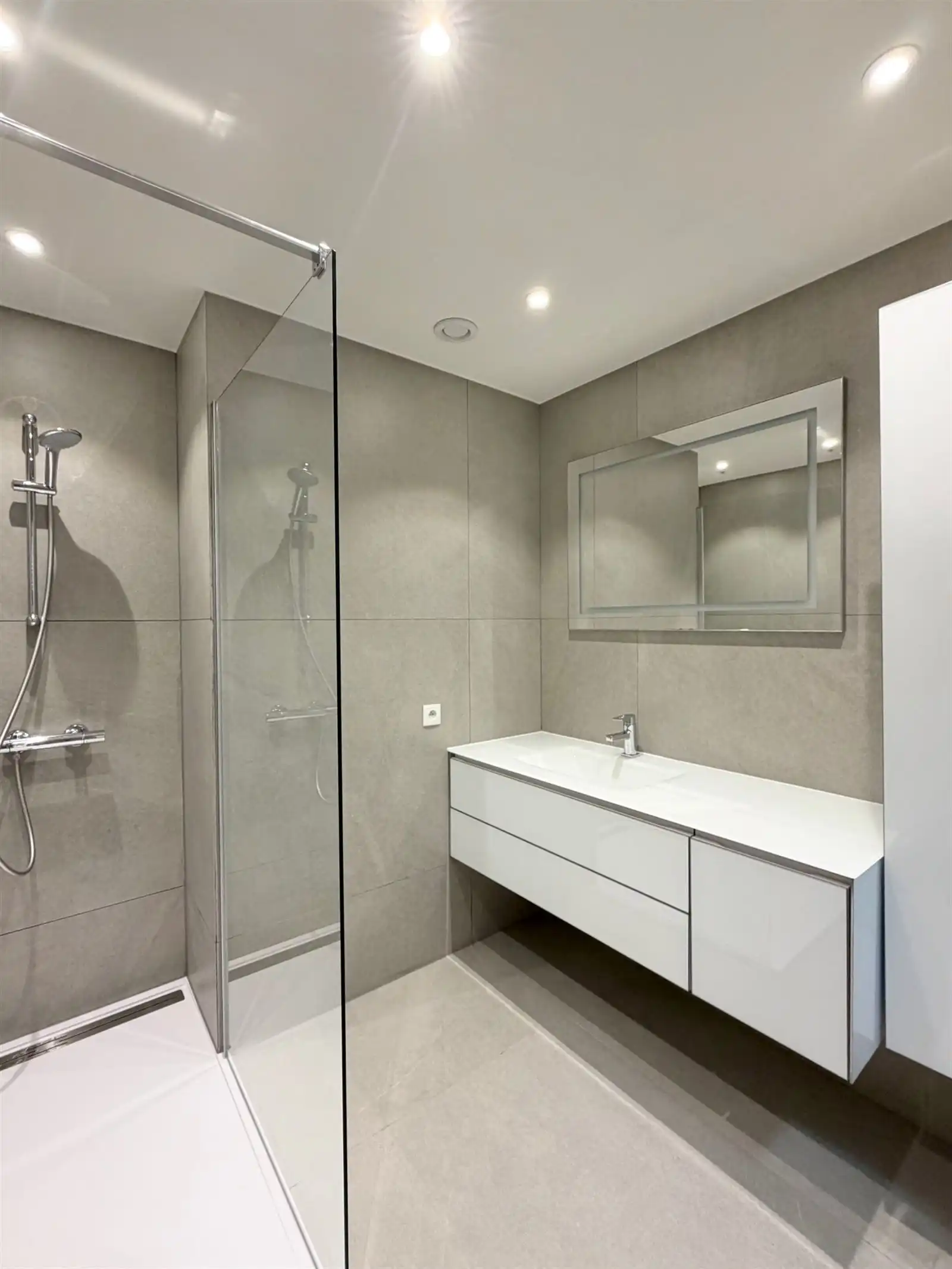Gemeubeld 2 slaapkamer appartement van 130m² op topligging hartje stadscentum. foto 8
