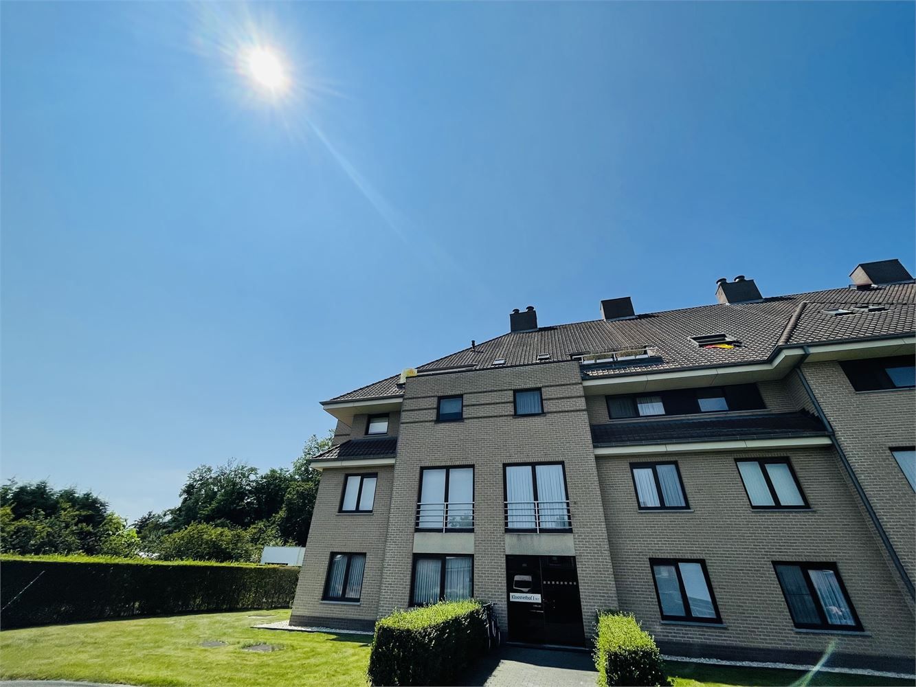 Sint-Michiels, rustige ligging Heel mooi ENERGIEZUINIG lichtrijk appartement met 1 slpk, 2 zonneterrassen en mogelijkheid om  garagebox bij te kopen foto {{pictureIndex}}