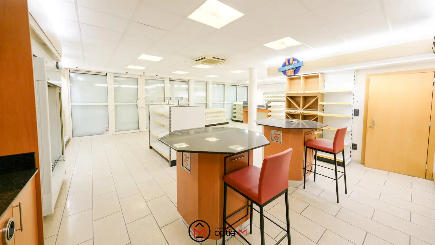 Bedrijfspand met woonst te huur – ruime hal, werkplaats en appartement met 3 slaapkamers foto 12