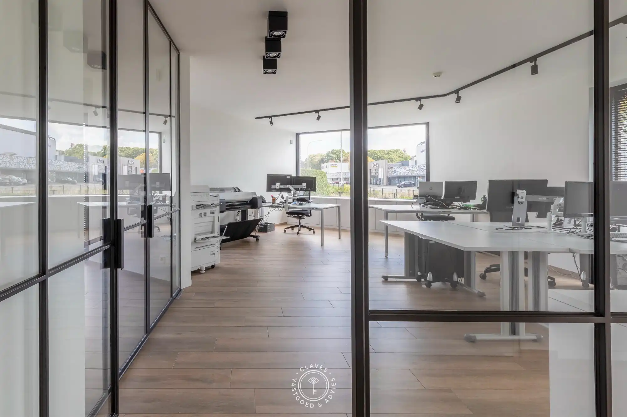 Modern kantoorgebouw met verhuurd appartement op uitstekende zichtlocatie in Belsele foto 6