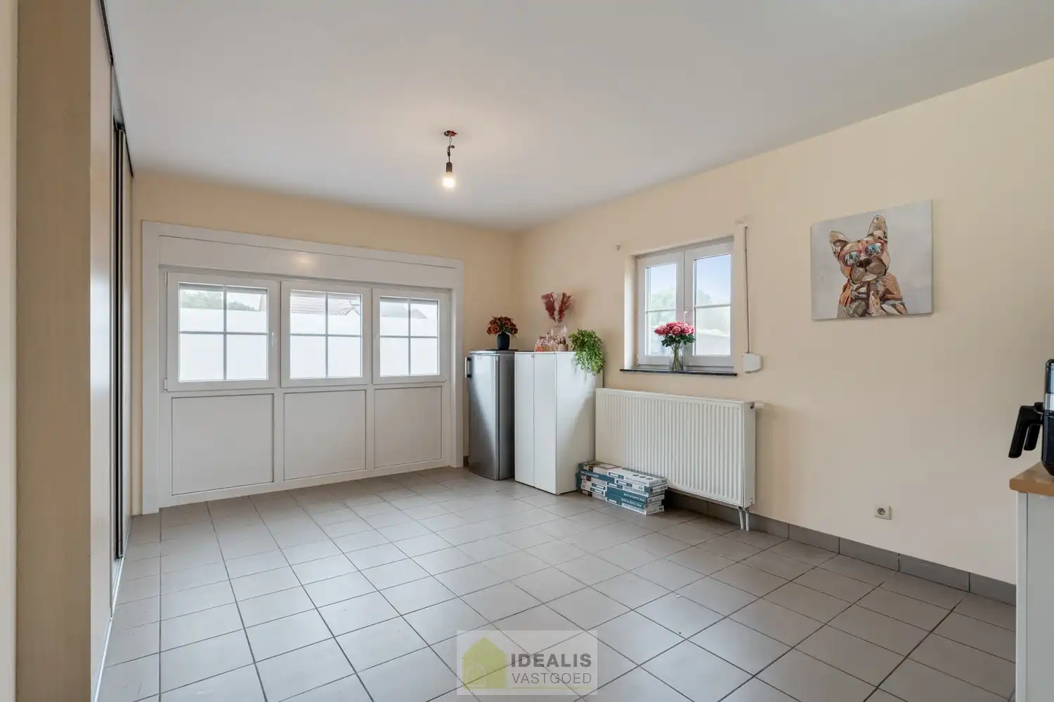 IDEALIS VASTGOED – ZEER RUIME EENGEZINSWONING MET EEN KNAPPE LEEFRUIMTE MET AANSLUITEND OPEN MODERNE KEUKEN, MOMENTEEL 3 SLAAPKAMERS MAAR MOGELIJKHEID TOT 4 SLAAPKAMERS, 2 BADKAMERS, ONDERKELDERD EN VOLLEDIG AANGELEGD MET EEN KNAPPE TUIN EN HEERLIJK OVERDEKT TERRAS OP EEN PERCEEL VAN 5A 63CA! Deze ruime gezinswoning omvat +- 215m² netto bewoonbare oppervlakte met een aangename woonkamer bestaande uit zit-en eetgedeelte, een open moderne keuken, 3 slaapkamers maar mogelijkheid tot 4 slaapkamers en 2 badkamers. Een unieke kans voor kandidaten op zoek naar een ééngezinswoning voorzien van alle faciliteiten en comfort op een fijne locatie in een residentiële wijk tussen de centra van Oudsbergen, Bocholt, Bree en Peer! De huidige eigenaars hebben de woning in 2023 grondig gerenoveerd en o.a. voorzien van vloerverwarming, een warmtepompboiler en 2 lucht-luchtsystemen om te koelen en warmen!! foto 29