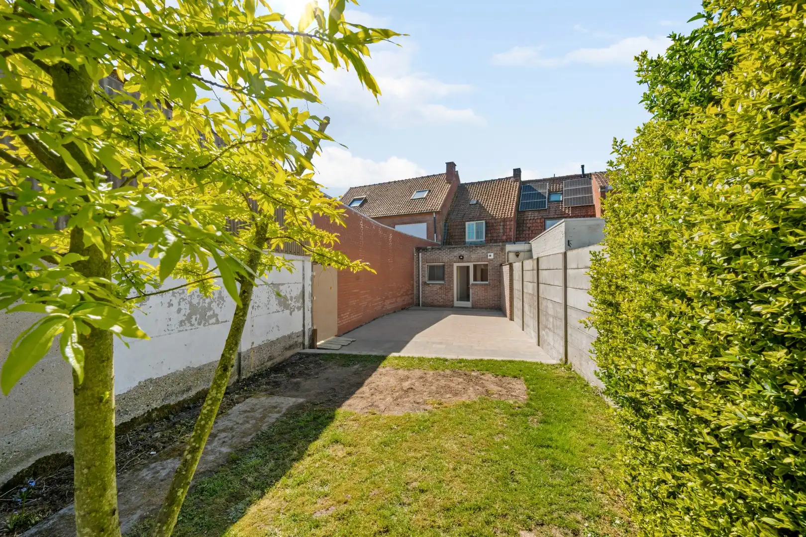 Grotendeels gerenoveerde woning met 2 slaapkamers, ruime zolder en tuin te Menen foto 11