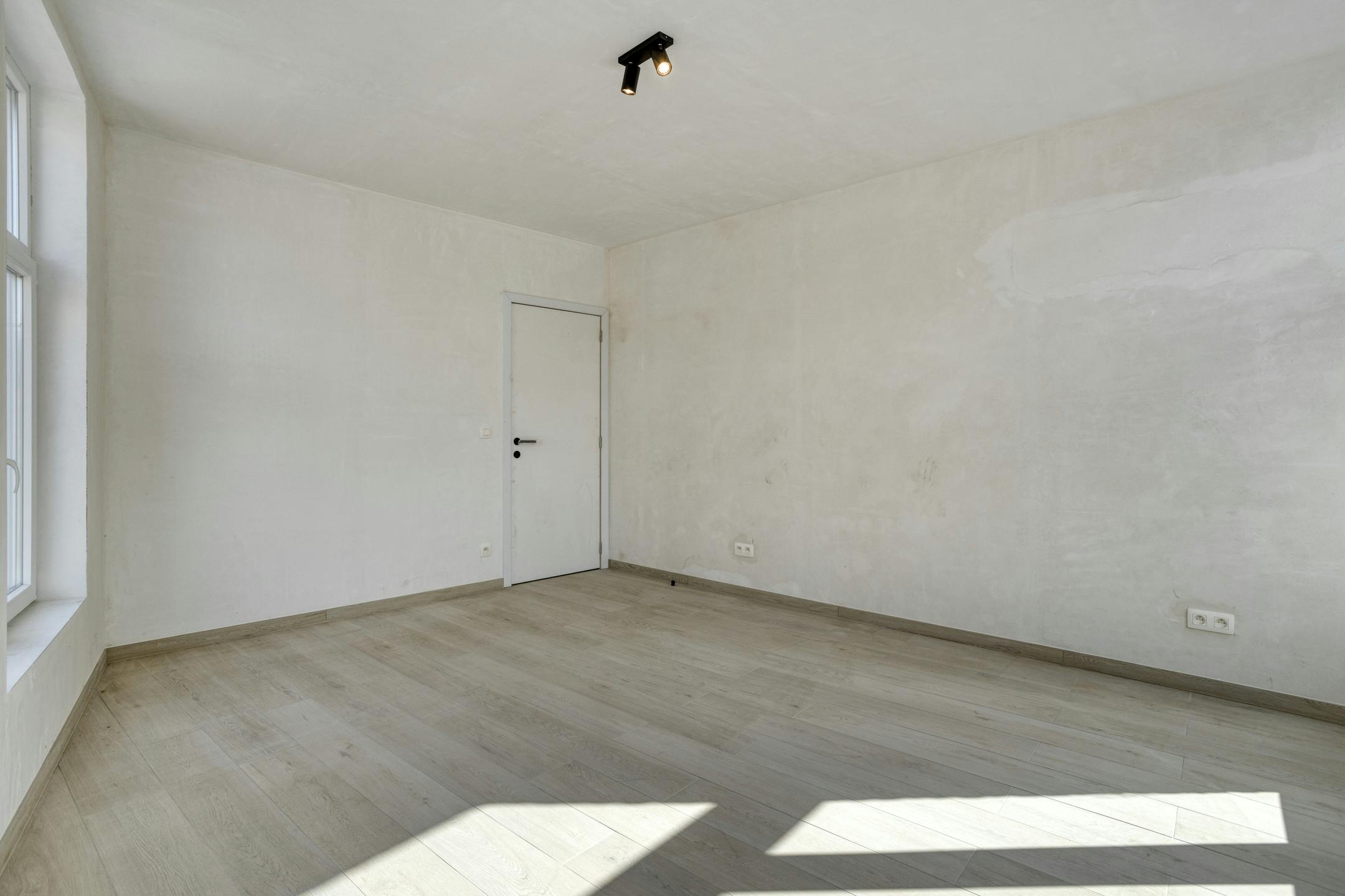 Gerenoveerd 1-slaapkamerappartement in centrum Veurne. foto 11