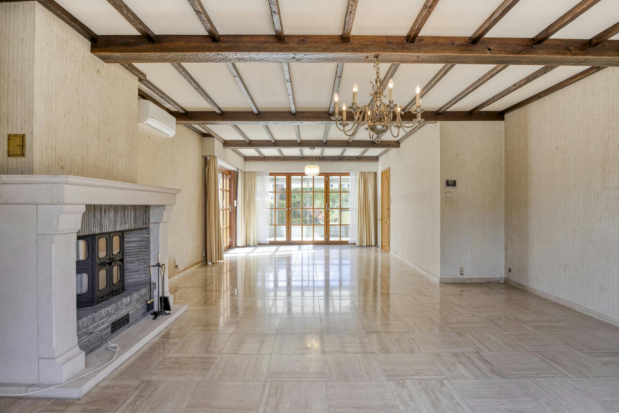 Halfopen huis te koop in Ieper met 4 kamers, tuin en garage foto 6