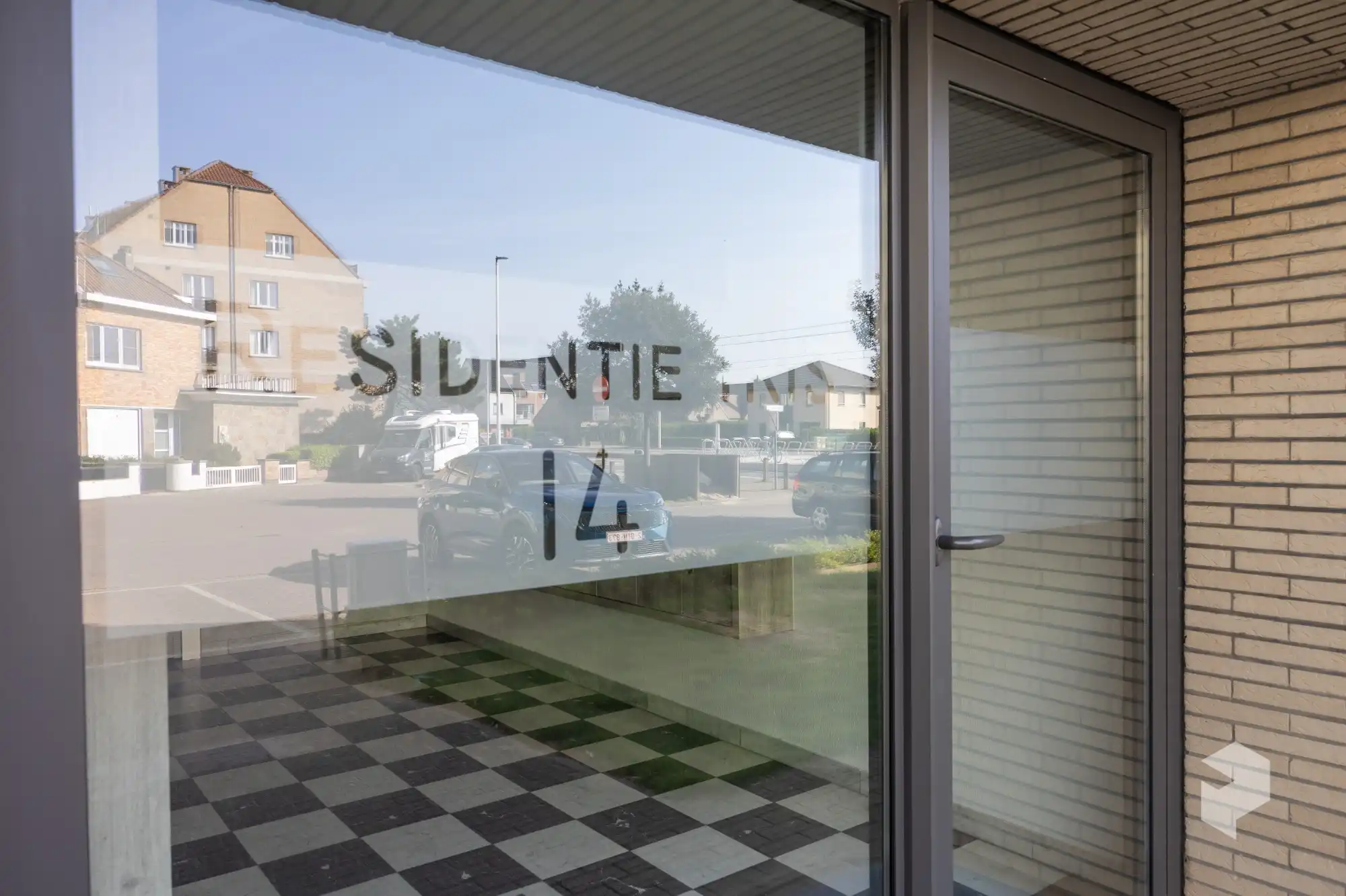 Goed gelegen ruim vernieuwd 2 slaapkamer appartement met terras en grote berging. foto 28