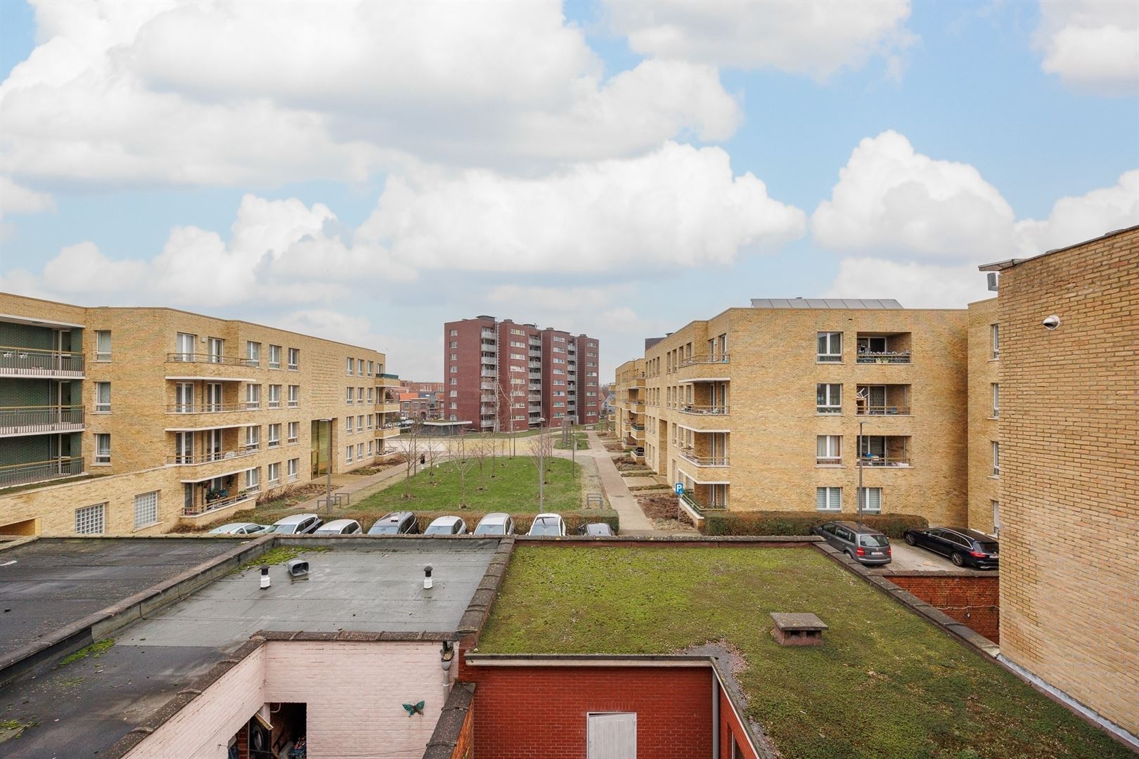 Hoekbuilding met drie units en twee garageboxen achteraan foto 41