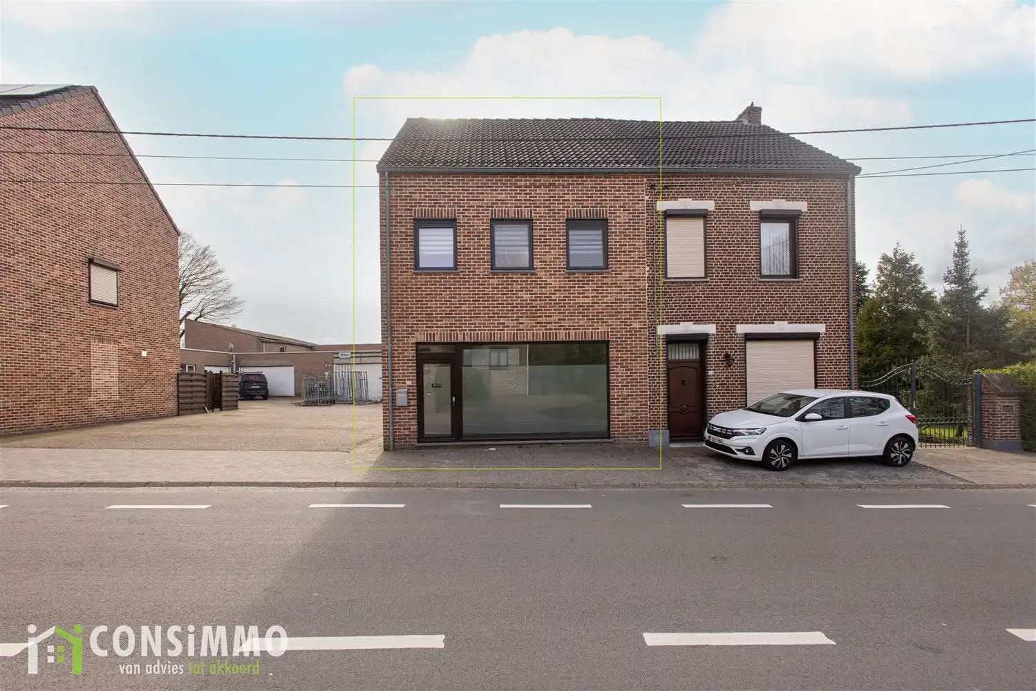 Woonst met handelspand op centrale ligging in Genk-Bret foto 2