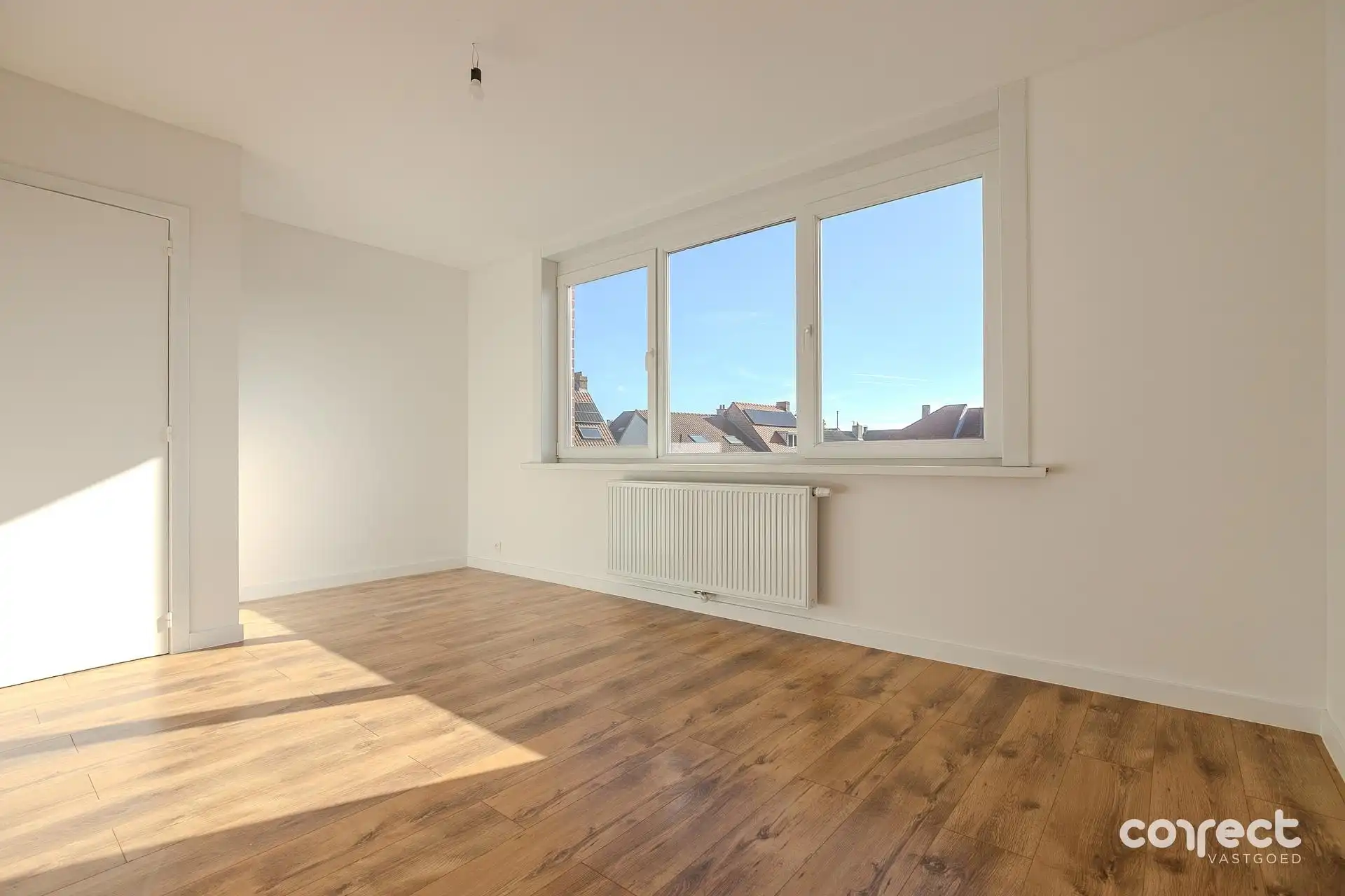 Volledig gerenoveerd appartement met 2 slaapkamers, dressing/slaapkamer en zonnig terras. foto 6