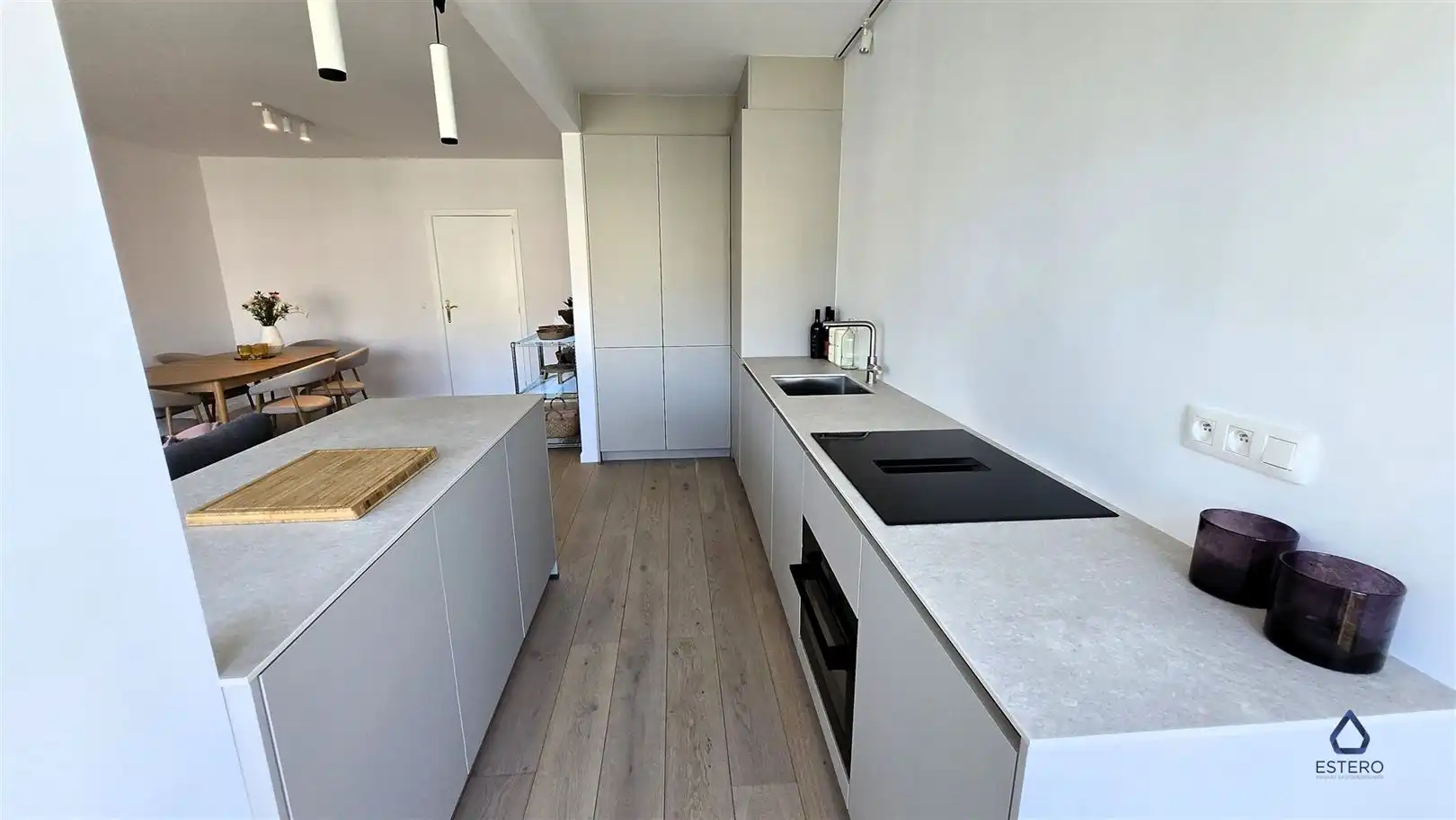 Volledig gerenoveerd met 2 slaapkamers, terras en parking foto 9
