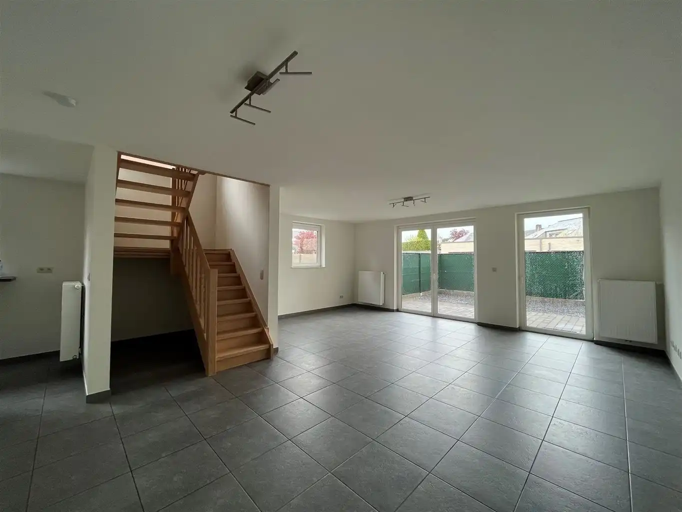 Instapklare stadswoning met 3 slaapkamers, aparte garage en tuintje. foto 3