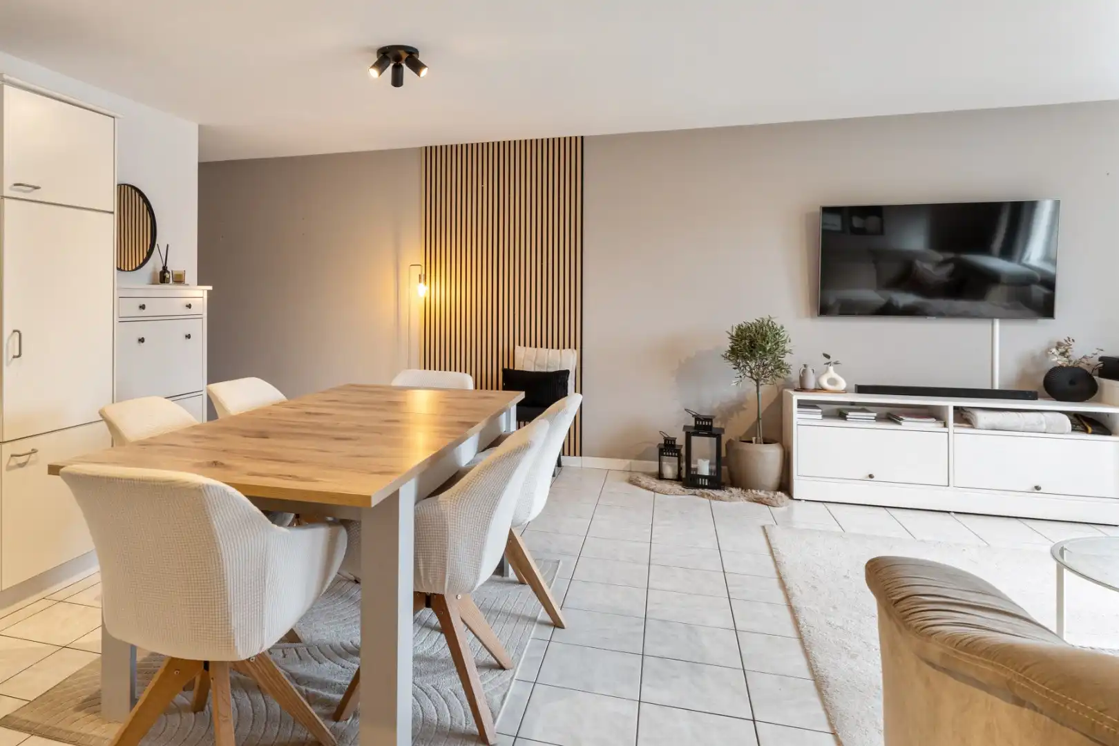 Uitstekend gelegen, betaalbaar en lichtrijk appartement te Lummen foto 2