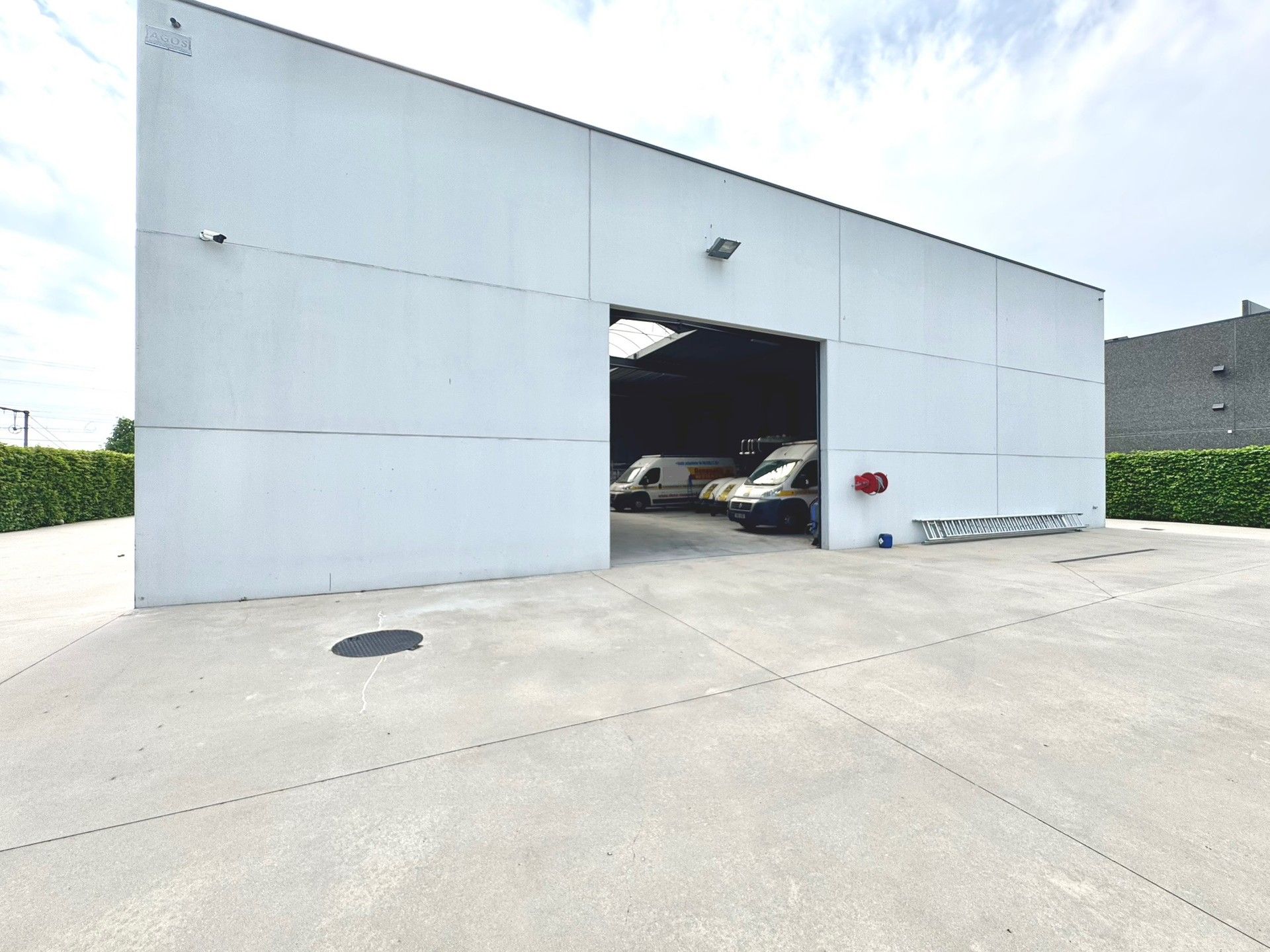 MAGAZIJN MET BURELEN IN KMO ZONE INDUSTRIE foto 31