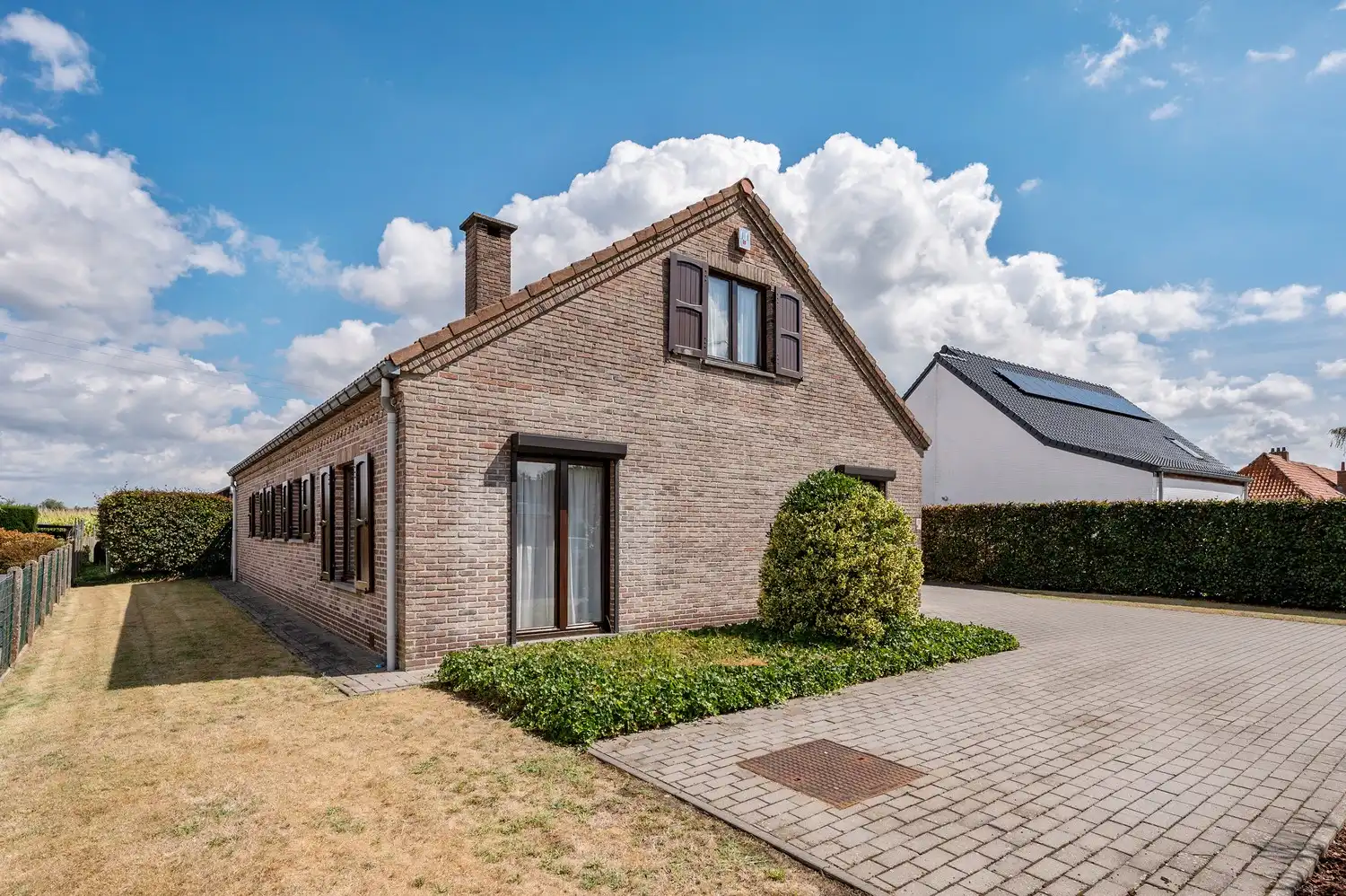 Instapklare open bebouwing op een ruim perceel van 1.185 m², landelijk gelegen met een prachtig vrij uitzicht aan de achterzijde. foto 2