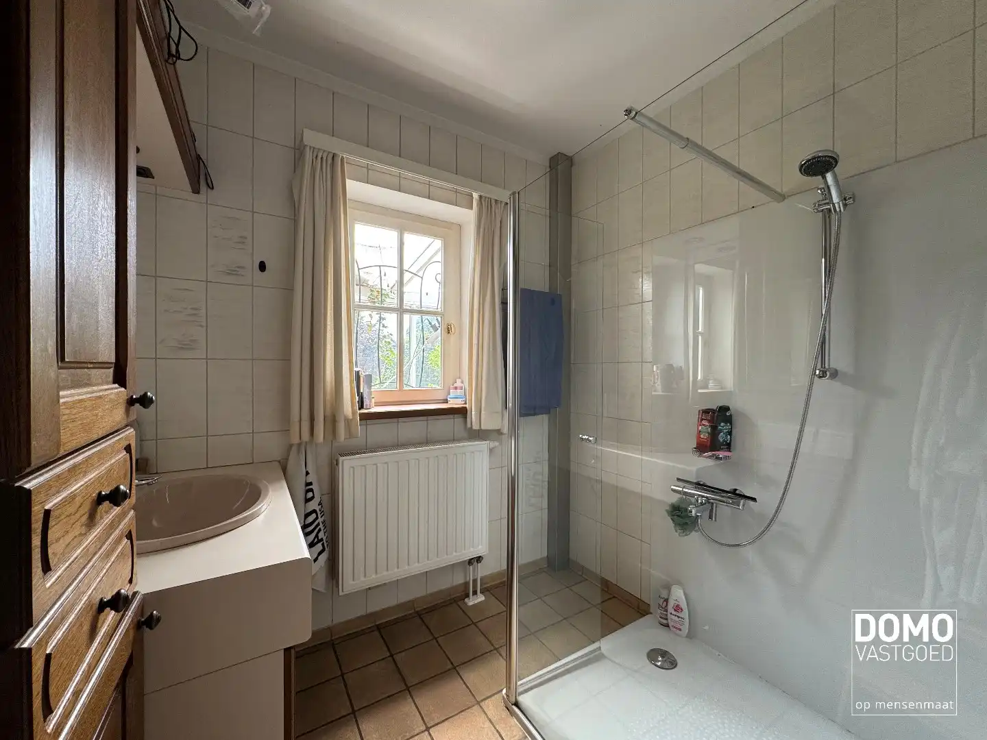 Charmante open bebouwing met 3 slaapkamers, 2 badkamers en prachtige tuin te huur foto 8