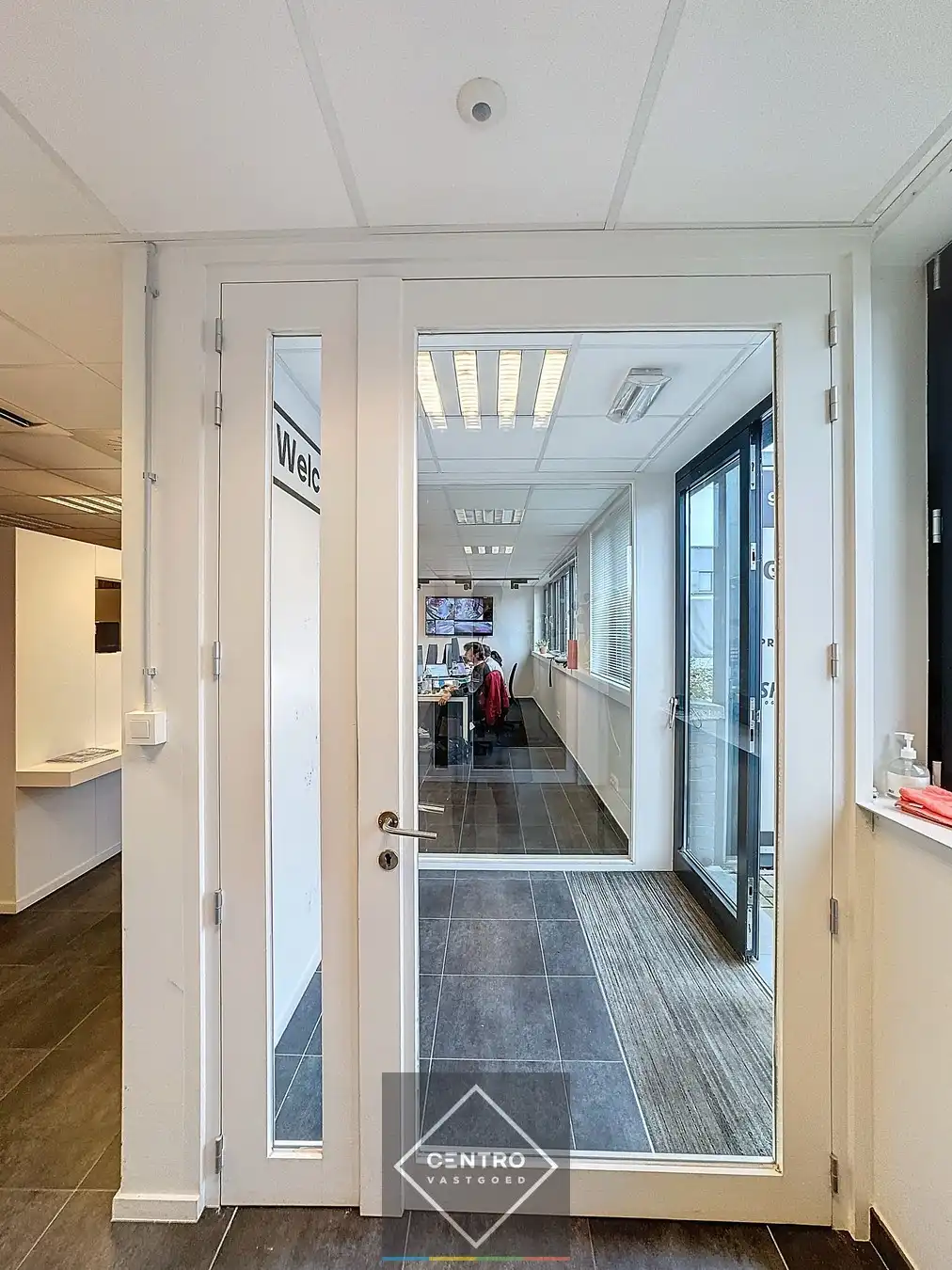 Instapklare & zeer betaalbare KANTOREN (250m²) TE KOOP met 5 private parkeerplaatsen voor de deur te Brugge! Rustig gelegen met een goede ontsluiting naar autosnelwegen. foto 2