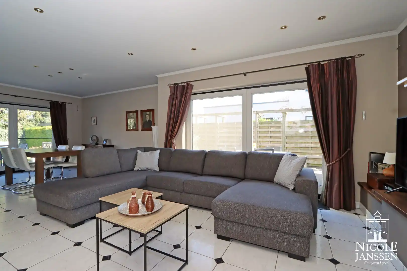 Instapklare woning met ruimte voor praktijk en mooie ingesloten tuin in Bree centrum foto 12