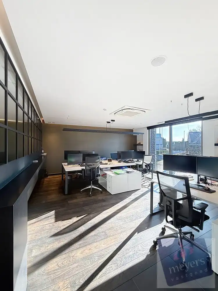 Veelzijdig commercieel pand met 14 parkeerplaatsen op topligging in Hasselt foto 9