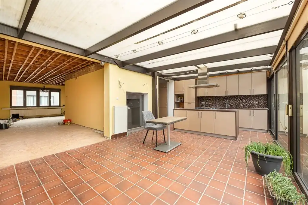 Magazijn met woning foto 16