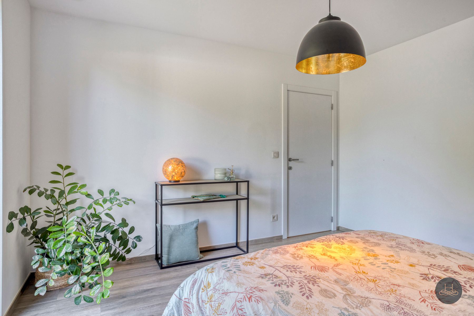 Lichtrijk, recent gelijkvloers appartement met toffe tuin foto 17
