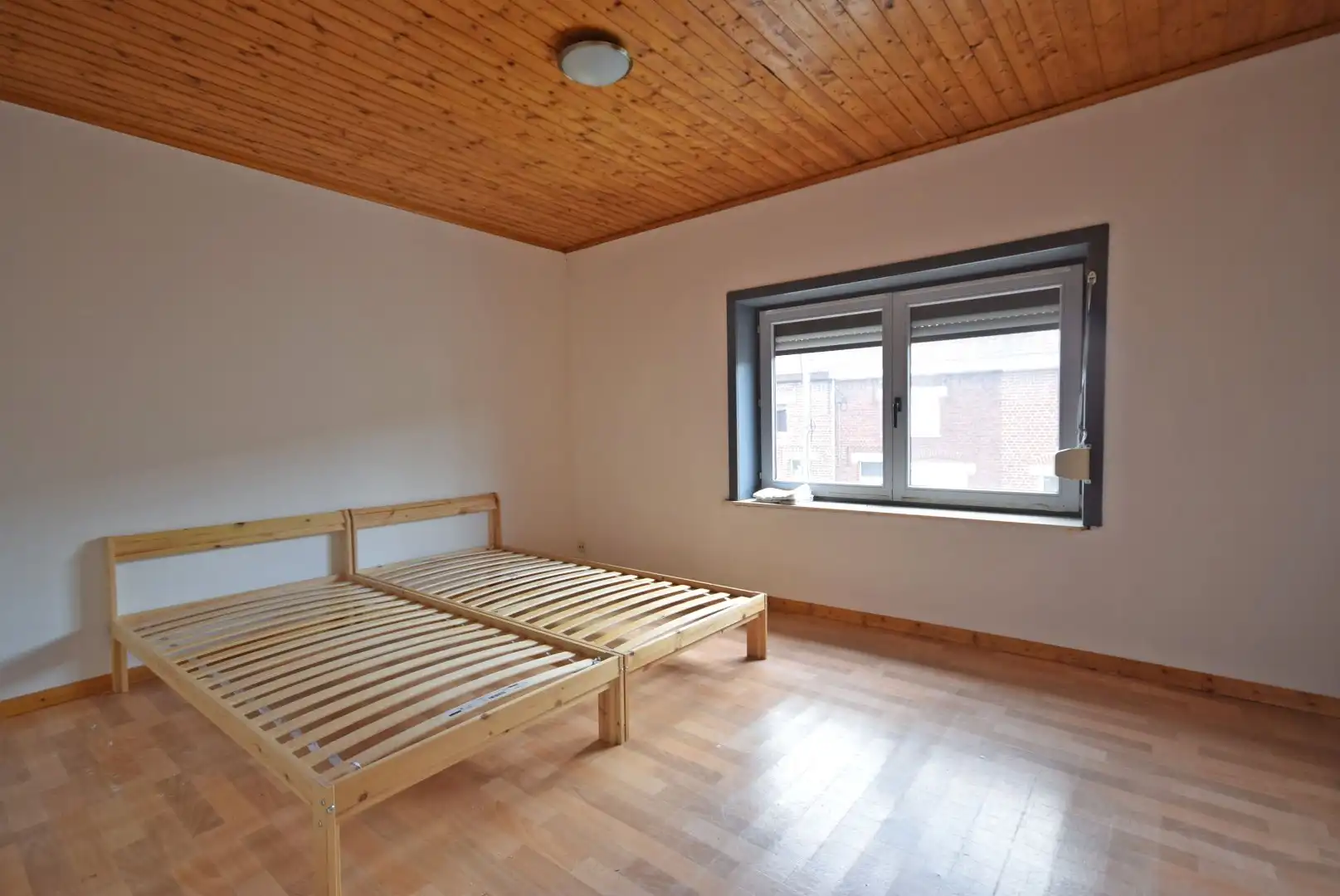 Instapklare rijwoning met ruime tuin en twee slaapkamers te Roeselare foto 7