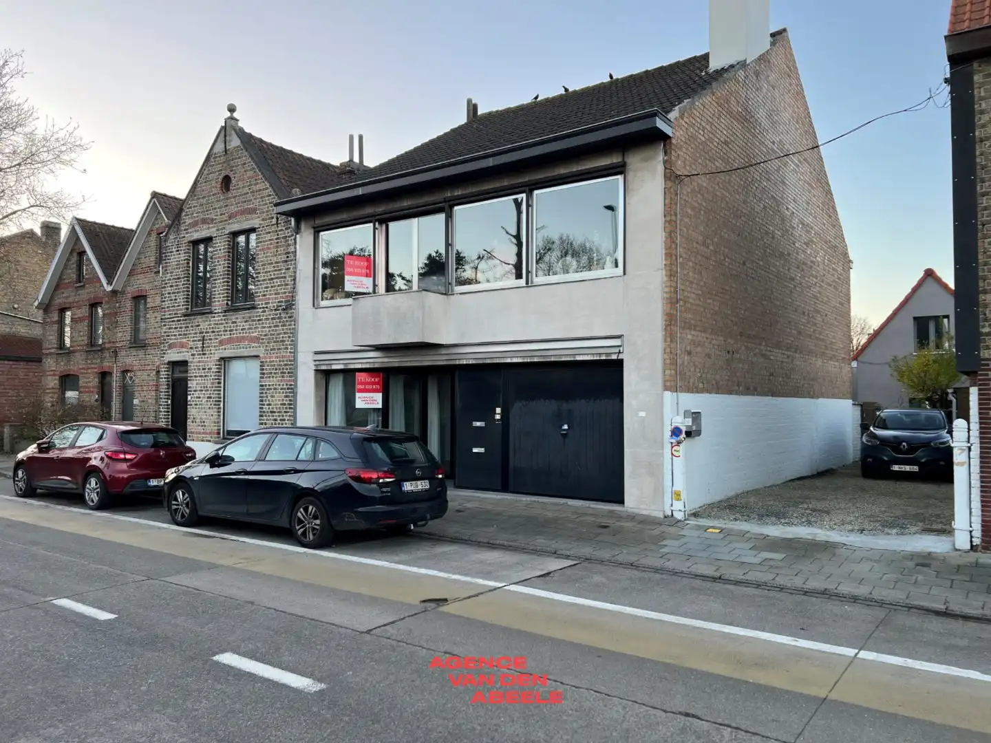 Hoofdfoto van de publicatie: Opbrengsteigendom bestaande uit 2 appartementen met garage