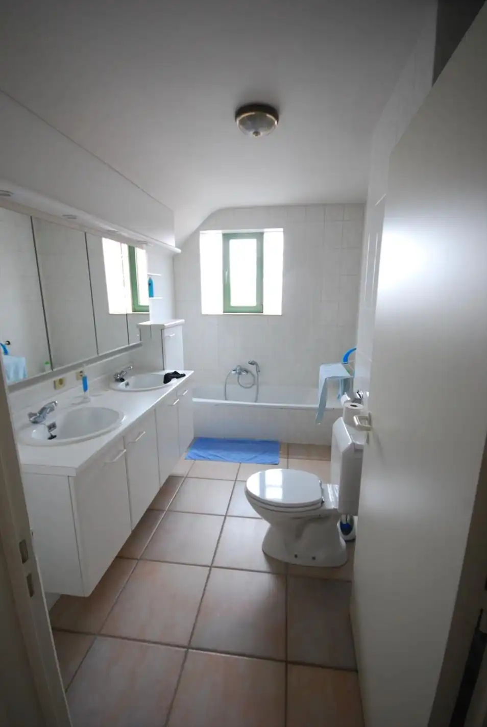 RUIM APPARTEMENT MET ONDERGRONDSE AUTOSTAANPLAATS foto 10