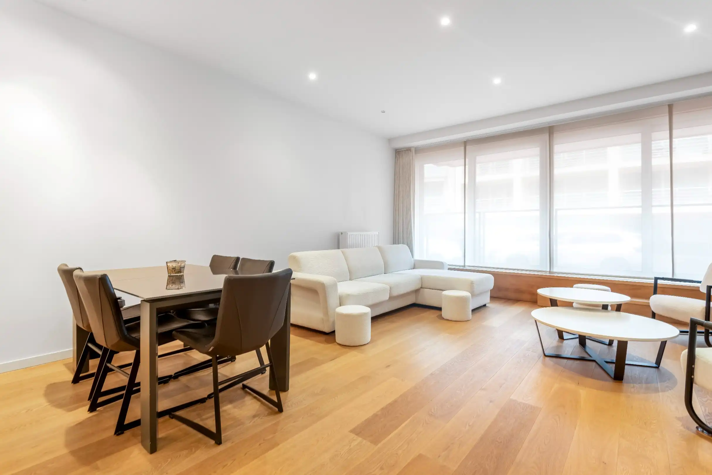 Recent appartement met hoge plafonds gelegen in het centrum van Knokke.  foto 2