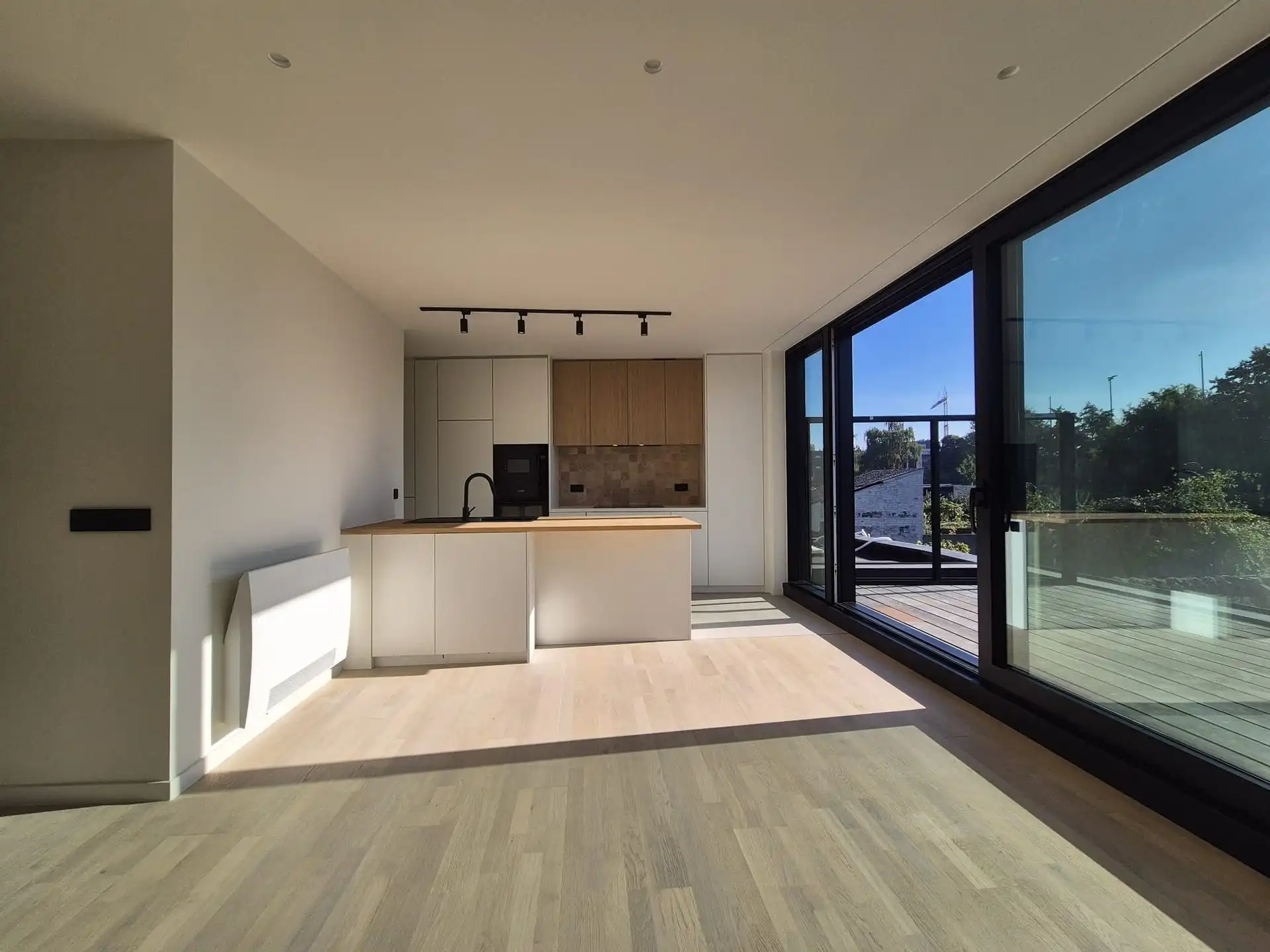 Ruime en luxueus afgewerkte duplex met 4 slaapkamers, terras en tuin. foto 4